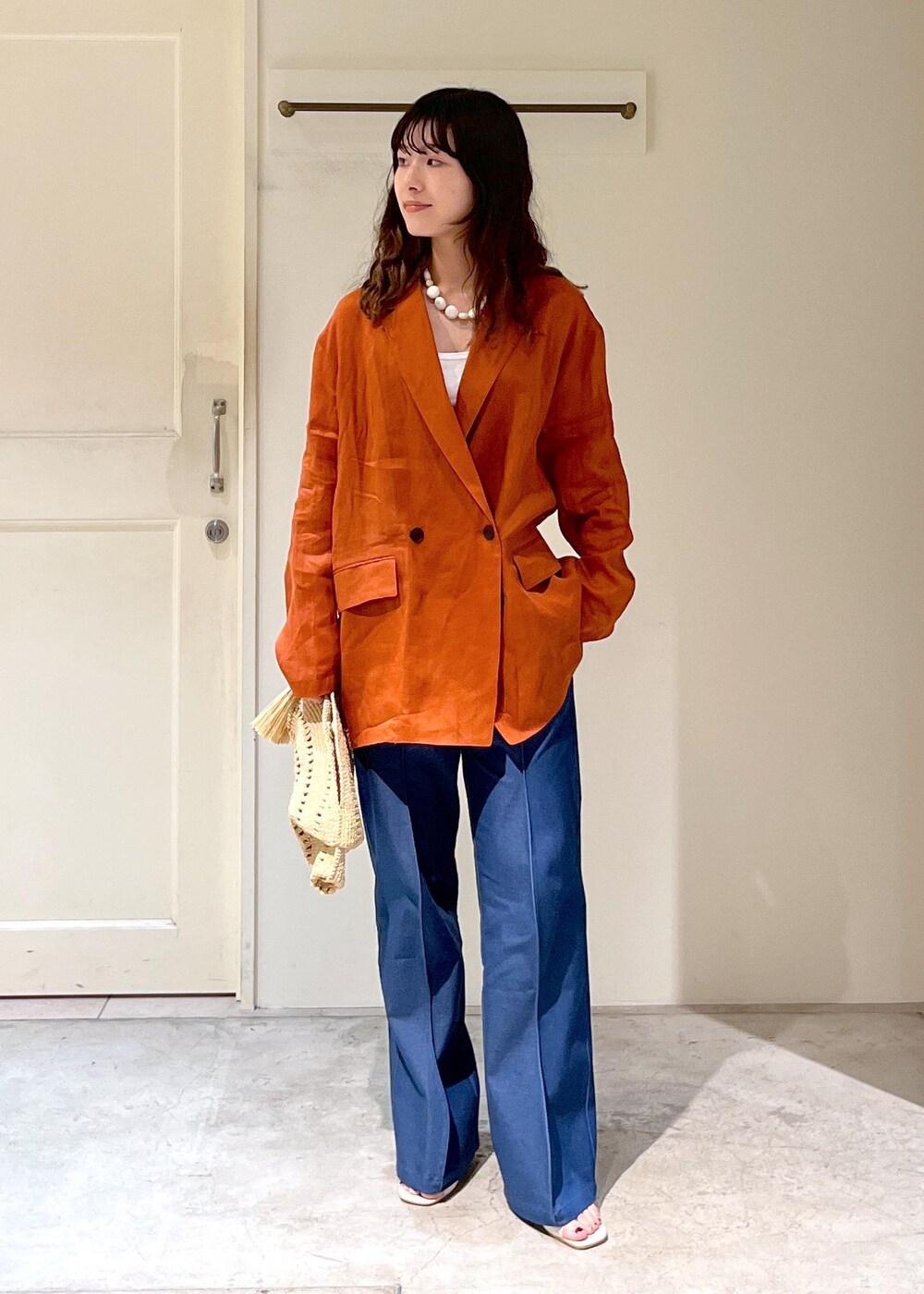 「羽織、テラコッタ、ホワイト、VELVETY INDIGO BLUE BLACK、CATERPILLAR 2 PT、デニム、レザー、MAISON N.H PARIS、CONSTANCE、Sapir Bachar、CARVED CORAL NECKLACE、春コーデ、初夏コーデ、夏コーデ、デートコーデ」｜「SALON adam et rope'のプリマベールファームリーリブタンクトップ［UVケア・洗える］（タンクトップ、ホワイト系）」を使った、michiruさん（レディース・156cm）の春コーディネートの4枚目の写真