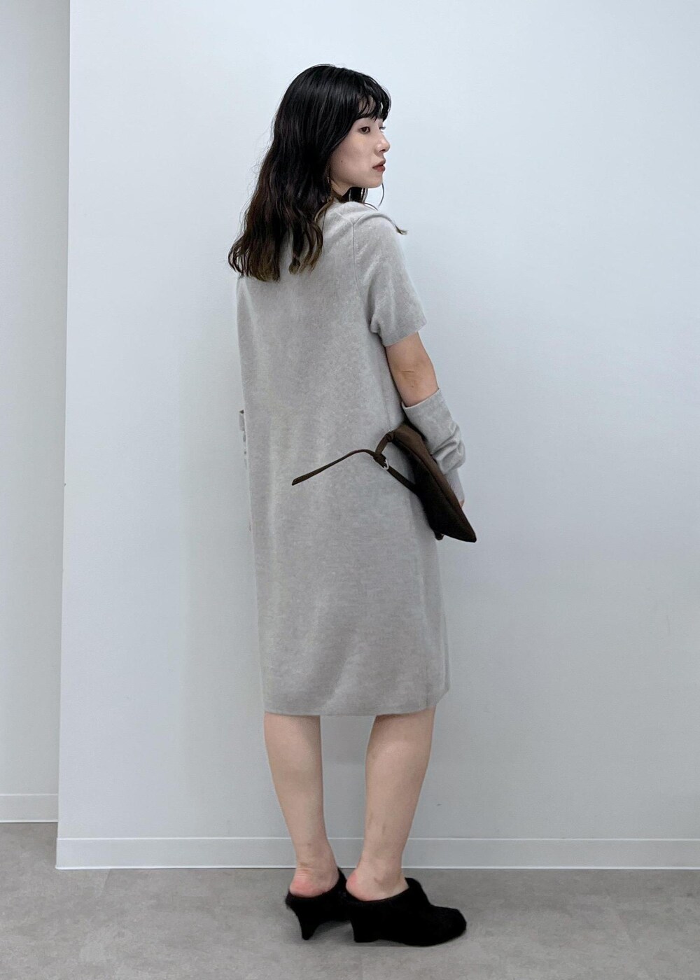 ブラウン系のショルダーバッグ、ベージュ系のワンピース、ブラック系のその他シューズを着用したレディースの秋コーディネートの4枚目の写真