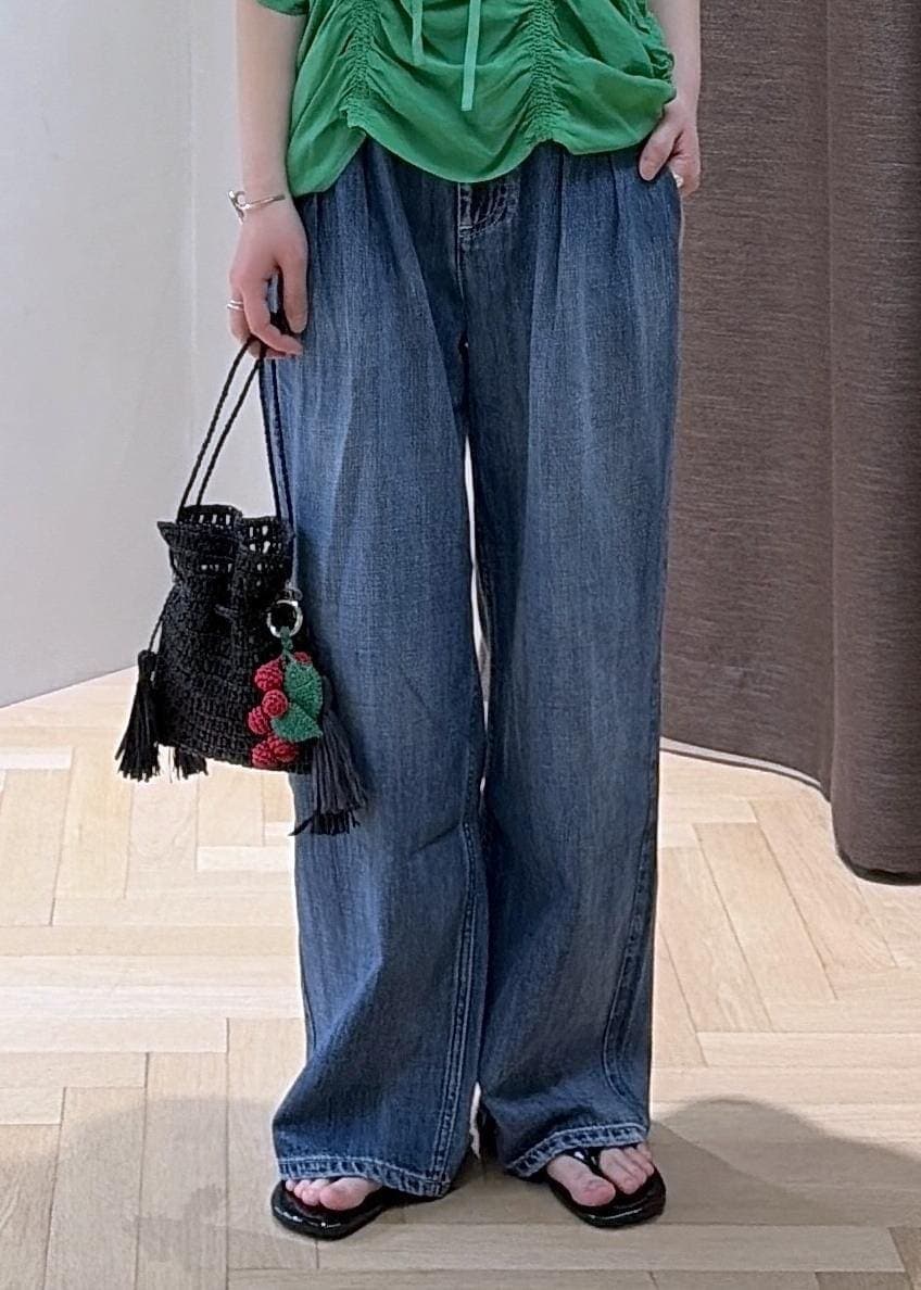 ブラック系のサンダル、ブルー系のデニムパンツ、ブラック系のハンドバッグを着用したレディースの春コーディネートの8枚目の写真