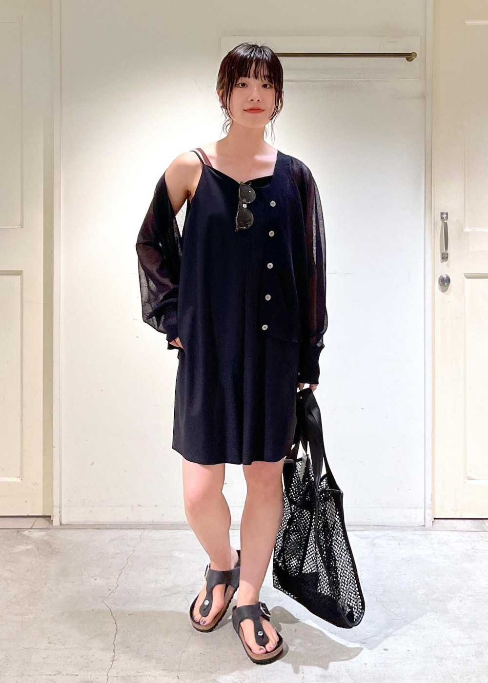 「夏コーデ、雨の日、雨の日コーデ、羽織もの、シアー、Water Side、ラッシュガード、オールインワン、Speedo、水着、BIRKENSTOCK、Gizeh Big Buckle LEOI、MESSYWEEKEND、サングラス、ブラック」｜「SALON adam et rope'のブライトシアーカーディガン【WEB限定カラー】（カーディガン/ボレロ、ブラック系）」を使った、michiruさん（レディース・156cm）の夏コーディネートの2枚目の写真