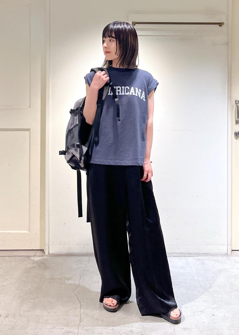 「夏コーデ、デザインTOPS、Americana、チャコール、オールインワン、アセテート、サテン、BIRKENSTOCK、Arizona Platform Flex Mesh、KiU for SALON、KiU、リュック、別注、アクティブコーデ、バックパック」｜「AMERICANAの【Americana（アメリカーナ）】ロゴプリントロールアップT2（Tシャツ/カットソー、ブラック系）」を使った、michiruさん（レディース・156cm）の夏コーディネートの3枚目の写真