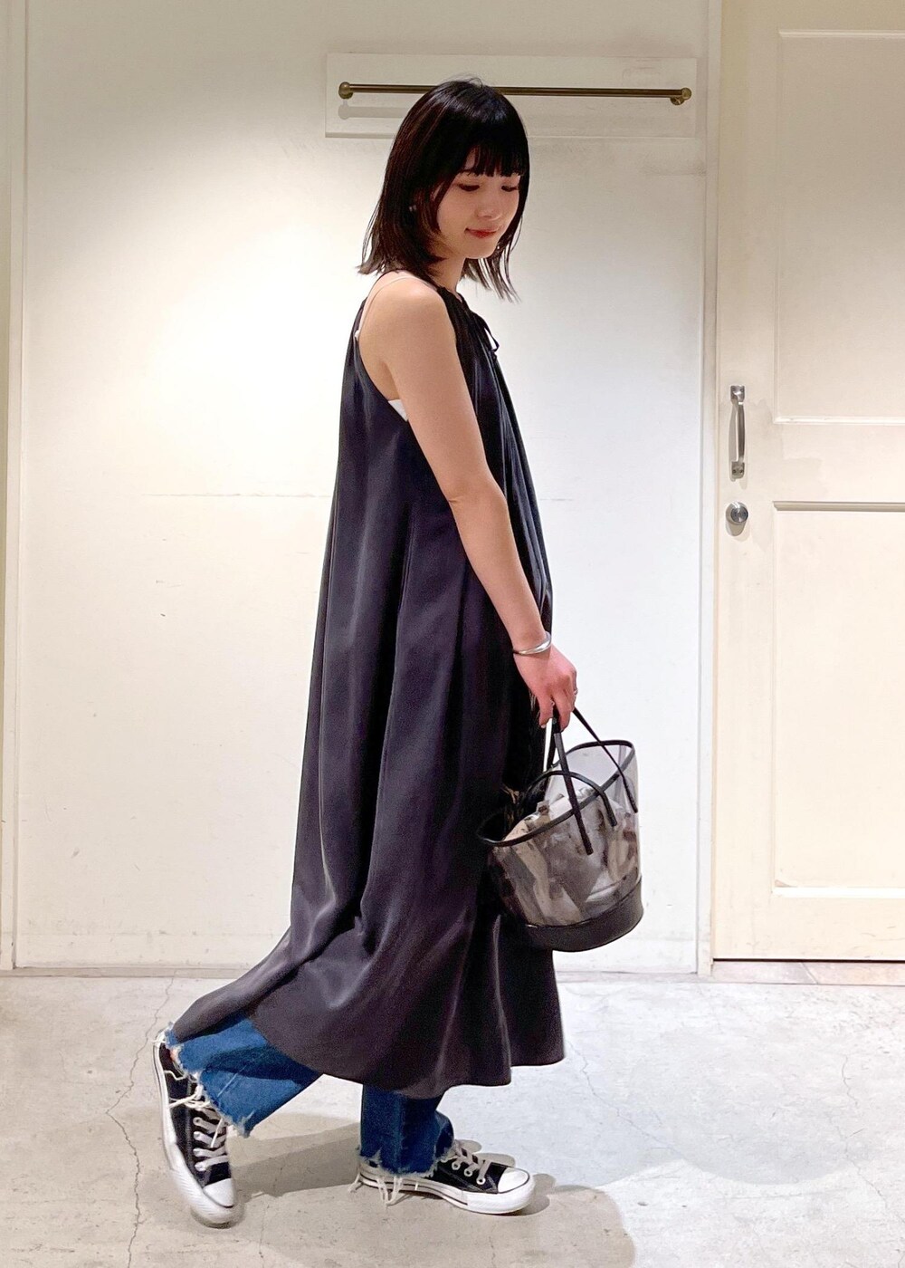 「24SS春の新作、GENTLE SILK、ジェントルシルク、2way、キャミワンピース、チャコール、KURO for SALON、KURO、別注、デニム、ブルー、パンツ、BAGMATI、バグマティ、クリアバック」｜「KUROの【KURO for SALON（クロ）】別注OPTIMA WASH/デニムパンツ（デニムパンツ、ブルー系）」を使った、michiruさん（レディース・156cm）の冬コーディネートの4枚目の写真