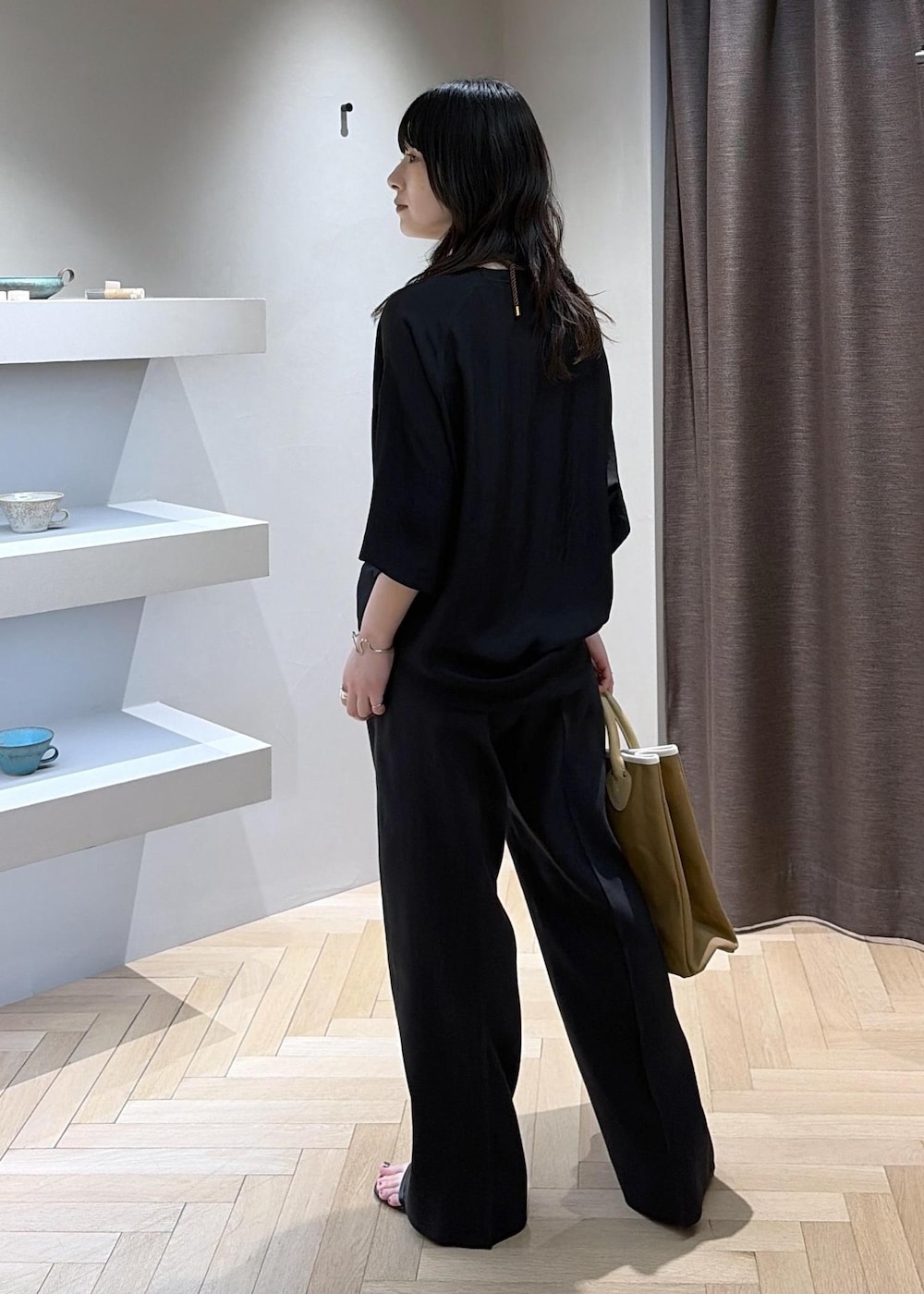 ブラック系のサンダル、ブラック系のシャツ/ブラウス、ブラック系のその他パンツを着用したレディースの夏コーディネートの5枚目の写真