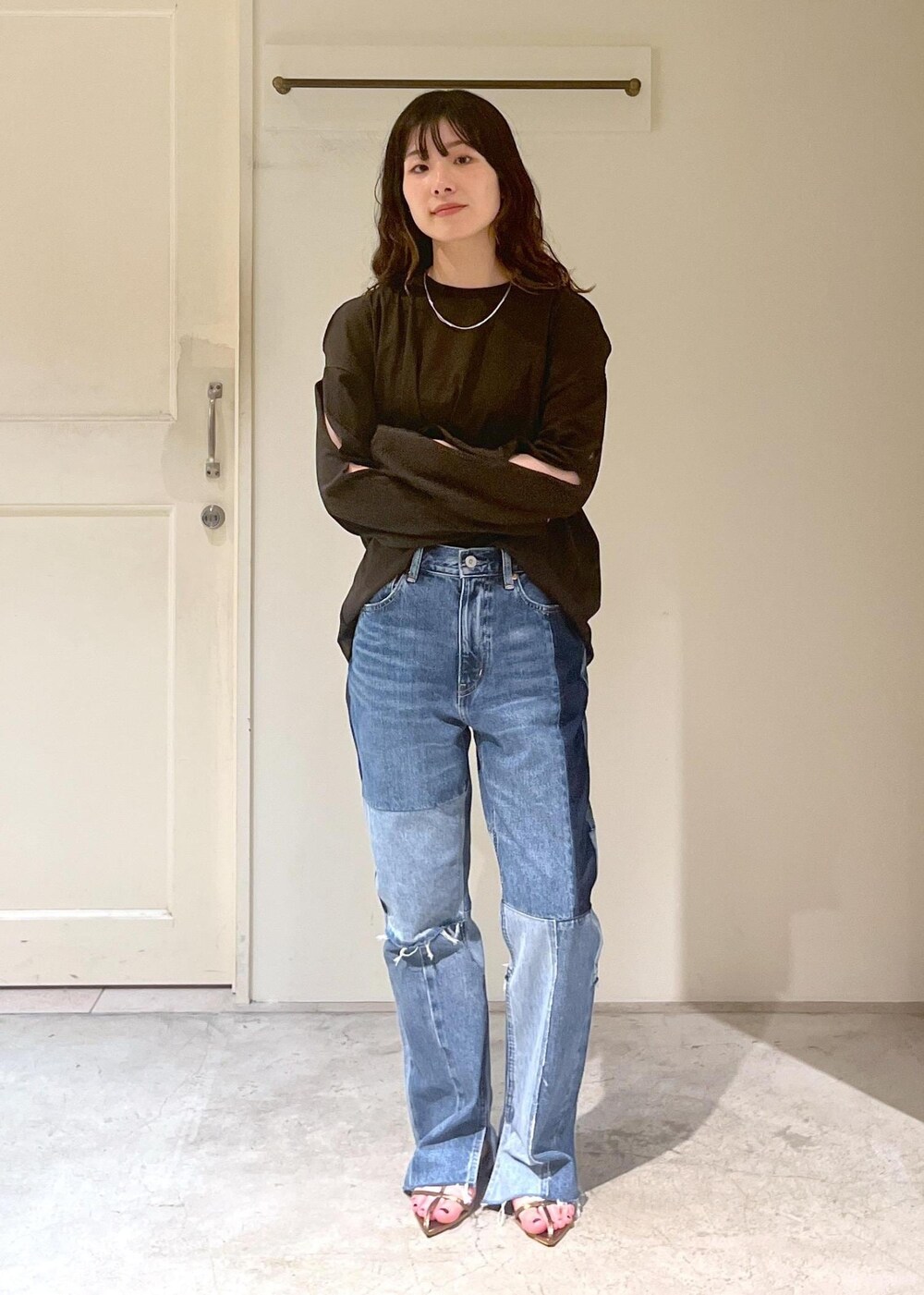 「Baserange、PIN LONG SLEEVE TEE、デニム、COTTON USA、Brady、COLNE MINI、初春コーデ、春コーデ、デートコーデ、お出かけコーデ、旅行コーデ、アウトドアコーデ、推し活コーデ、女子会コーデ、大人カジュアル」｜「SALON adam et rope'のナローストラップサンダル（サンダル、その他）」を使った、michiruさん（レディース・156cm）の春コーディネートの9枚目の写真