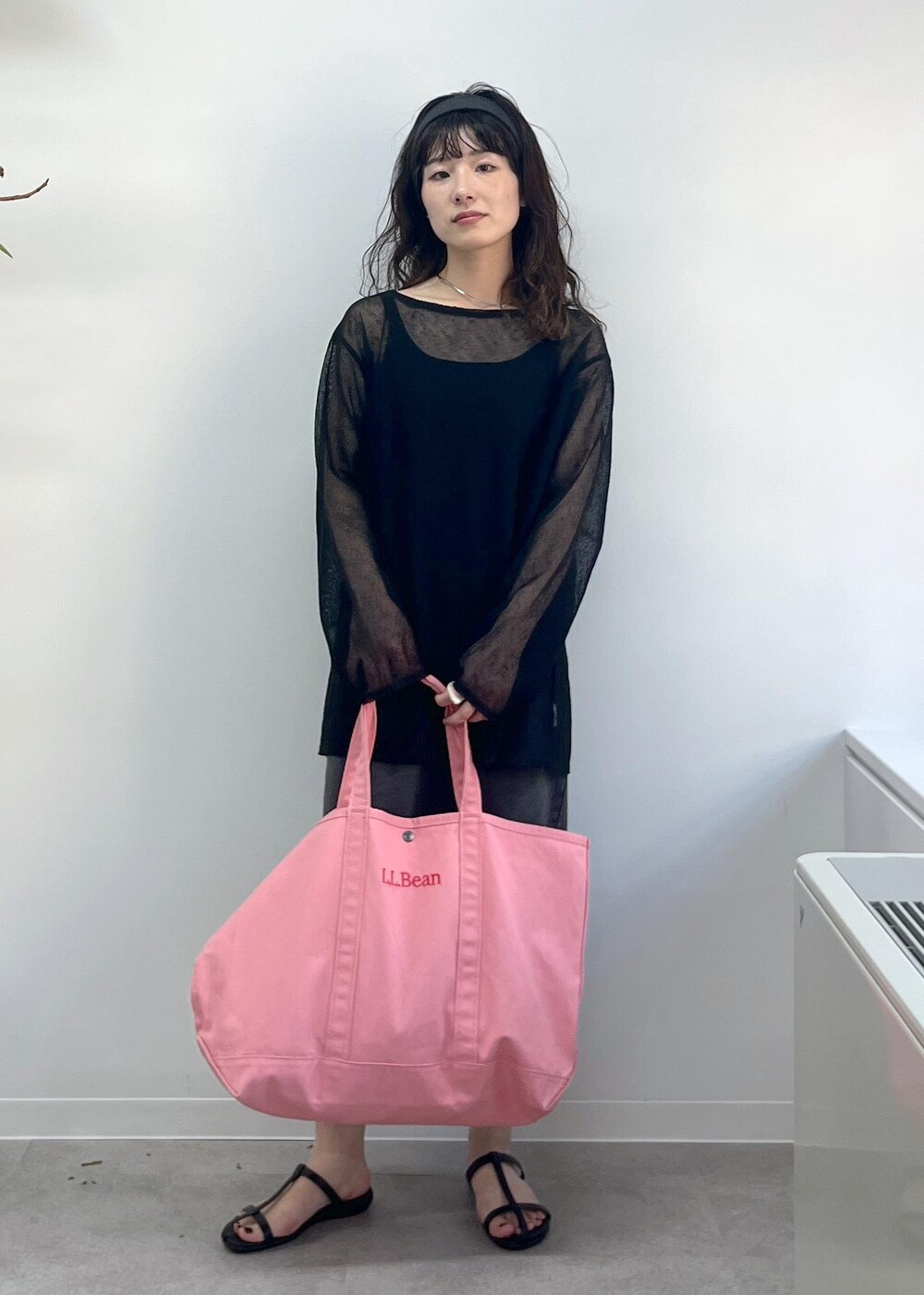 「シアー、リネン、プリマベール、ガーメント、MOHI、L.L.Bean、L.L.Bean for SALON、グロサリートート、初夏コーデ、夏コーデ、デートコーデ、お出かけコーデ、旅行コーデ、推し活コーデ、女子会コーデ」|「MOHIの【MOHI(モヒ)】サンダル(サンダル、ブラック系)」を使った、michiruさん(レディース・156cm)の春コーディネートの3枚目の写真