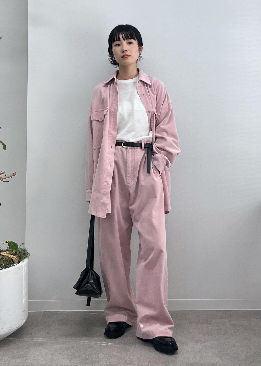 ホワイト系のTシャツ/カットソー、ブラック系のローファー、ピンク系のシャツ/ブラウスを着用したレディースの夏コーディネートの2枚目の写真