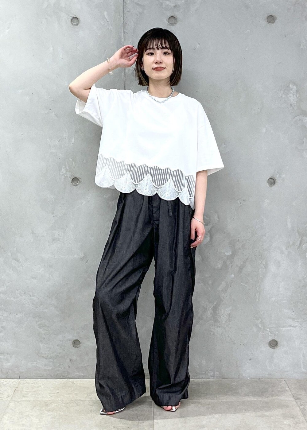 「EMYU RAKUSAI、シアー、Gabriela Coll Garments、BRENTELLA、シルバー、レザー、サロンアダムエロペ、NIPPON CULTURE、24SS春の新作、24SS予約、24SS夏の新作、骨格ウェーブ、ブルべ、春ファッション、夏ファッション」｜「SALON adam et rope'の【雑誌掲載】【追加】レザーボックスショルダーバッグ（ショルダーバッグ、シルバー系）」を使った、michiruさん（レディース・156cm）の春コーディネートの7枚目の写真