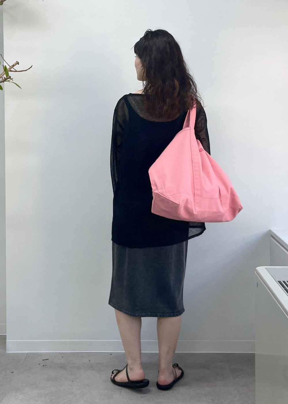「シアー、リネン、プリマベール、ガーメント、MOHI、L.L.Bean、L.L.Bean for SALON、グロサリートート、初夏コーデ、夏コーデ、デートコーデ、お出かけコーデ、旅行コーデ、推し活コーデ、女子会コーデ」|「MOHIの【MOHI(モヒ)】サンダル(サンダル、ブラック系)」を使った、michiruさん(レディース・156cm)の春コーディネートの6枚目の写真