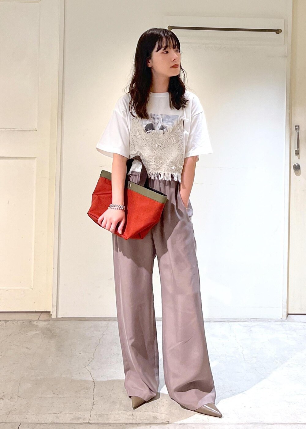 グレー系のキャミソール、ホワイト系のTシャツ/カットソー、ブラウン系のその他パンツを着用したレディースの秋コーディネートの5枚目の写真