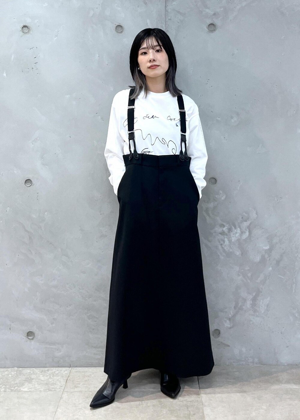 「Jean Cocteau、ジャン・コクトー、Tシャツ、プリントTシャツ、ホワイト、サスペンダー、トラペーズスカート、ブラック、helen Moore、ミニバッグ、ファー、ベージュ、秋コーデ、初冬コーデ、デートコーデ」｜「HELEN MOOREの【helen Moore】Detachable Gold（ハンドバッグ、ブラウン系）」を使った、michiruさん（レディース・156cm）の秋コーディネートの4枚目の写真