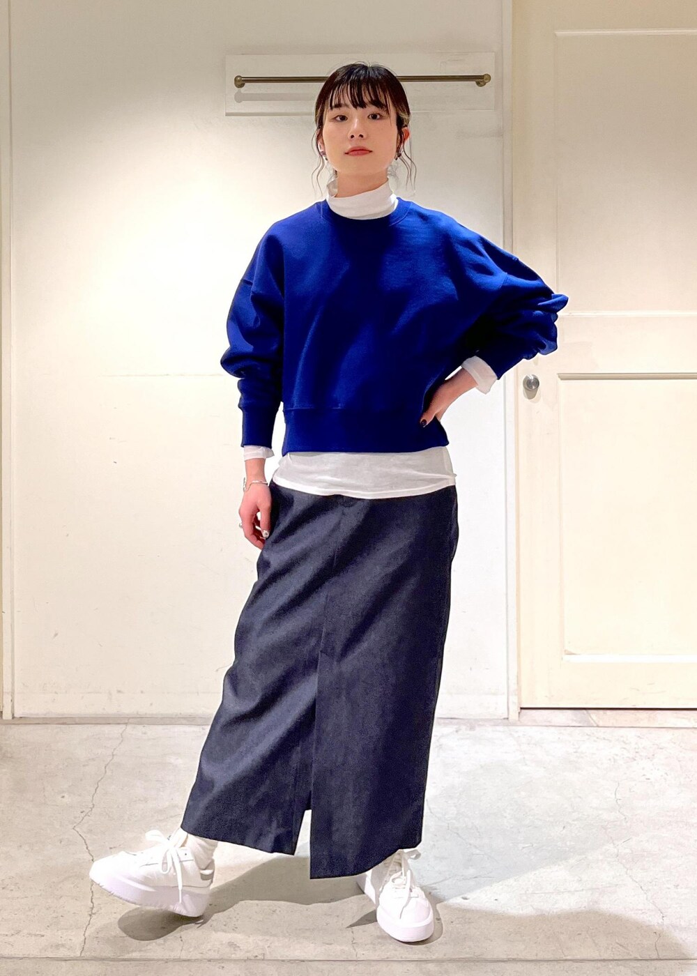 ホワイト系のTシャツ/カットソー、ホワイト系のトートバッグ、ブルー系のスウェットを着用したレディースの冬コーディネートの6枚目の写真