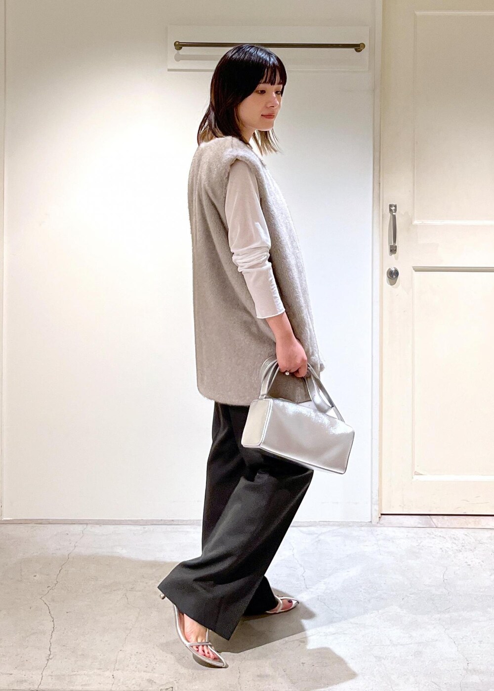 「ジレ、GGG for SALON、GOOD PEOPLE GOOD STITCHING GOOD PRODUCT、シアー、VISTO WOOL GABA、ウール、ボディバッグ、レザー、ブラック、シルバー、グレー、ファー、ホワイト、Tシャツ、クルーネック」|「SALON adam et rope'の【雑誌掲載】【追加】レザーボックスショルダーバッグ(ショルダーバッグ、シルバー系)」を使った、michiruさん(レディース・156cm)の秋コーディネートの5枚目の写真