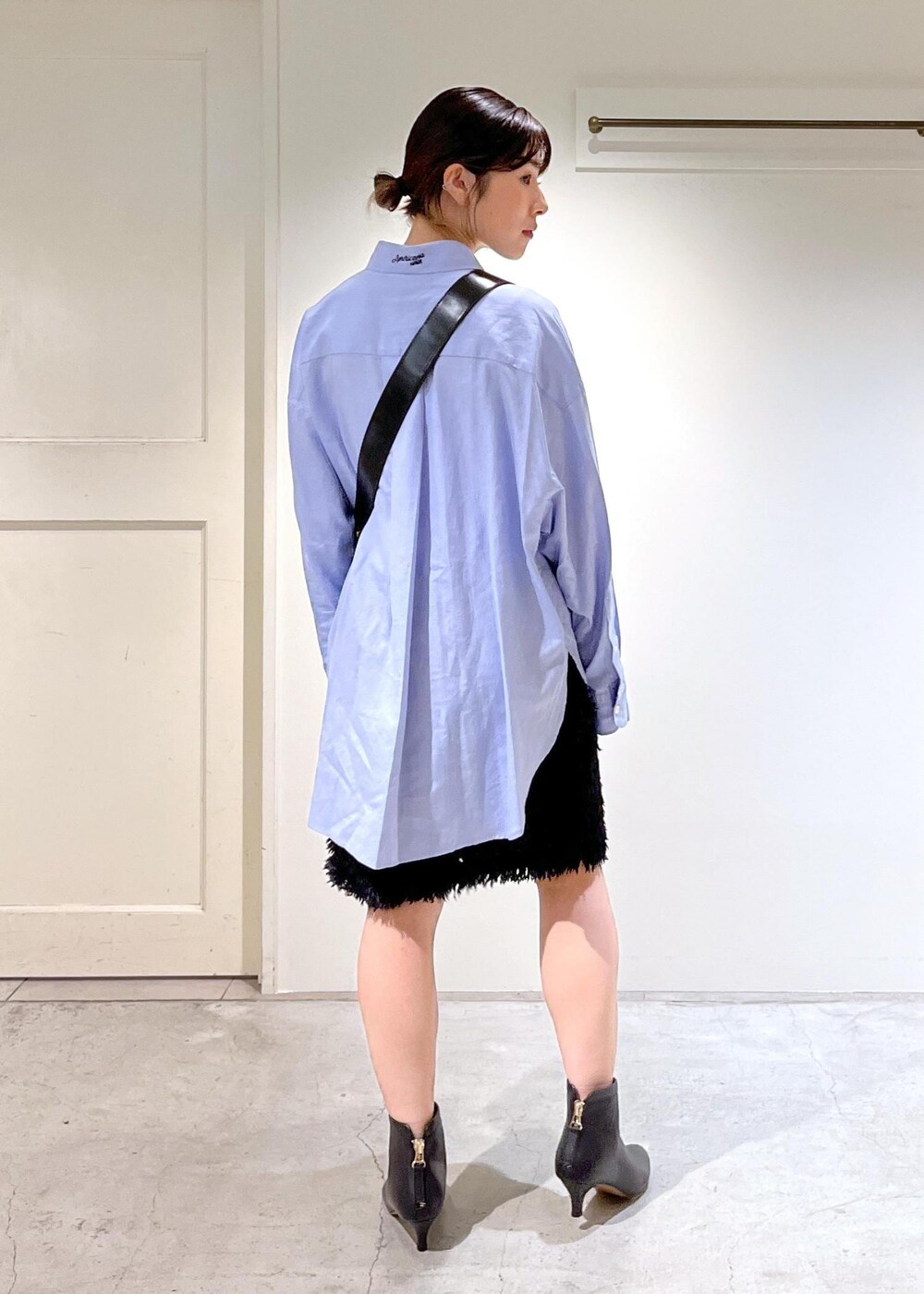 「Americana for SALON、Americana、クラッチバッグ、REMME、ブラック、ブルー、シャツ、フリンジ、ブーツ、ヒール、レザー、ショートブーツ、初秋コーデ、秋コーデ、デートコーデ」｜「SALON adam et rope'のフェザーレイヤードスカート/ミニスカート【洗える】（スカート、ブラック系）」を使った、michiruさん（レディース・156cm）の秋コーディネートの4枚目の写真