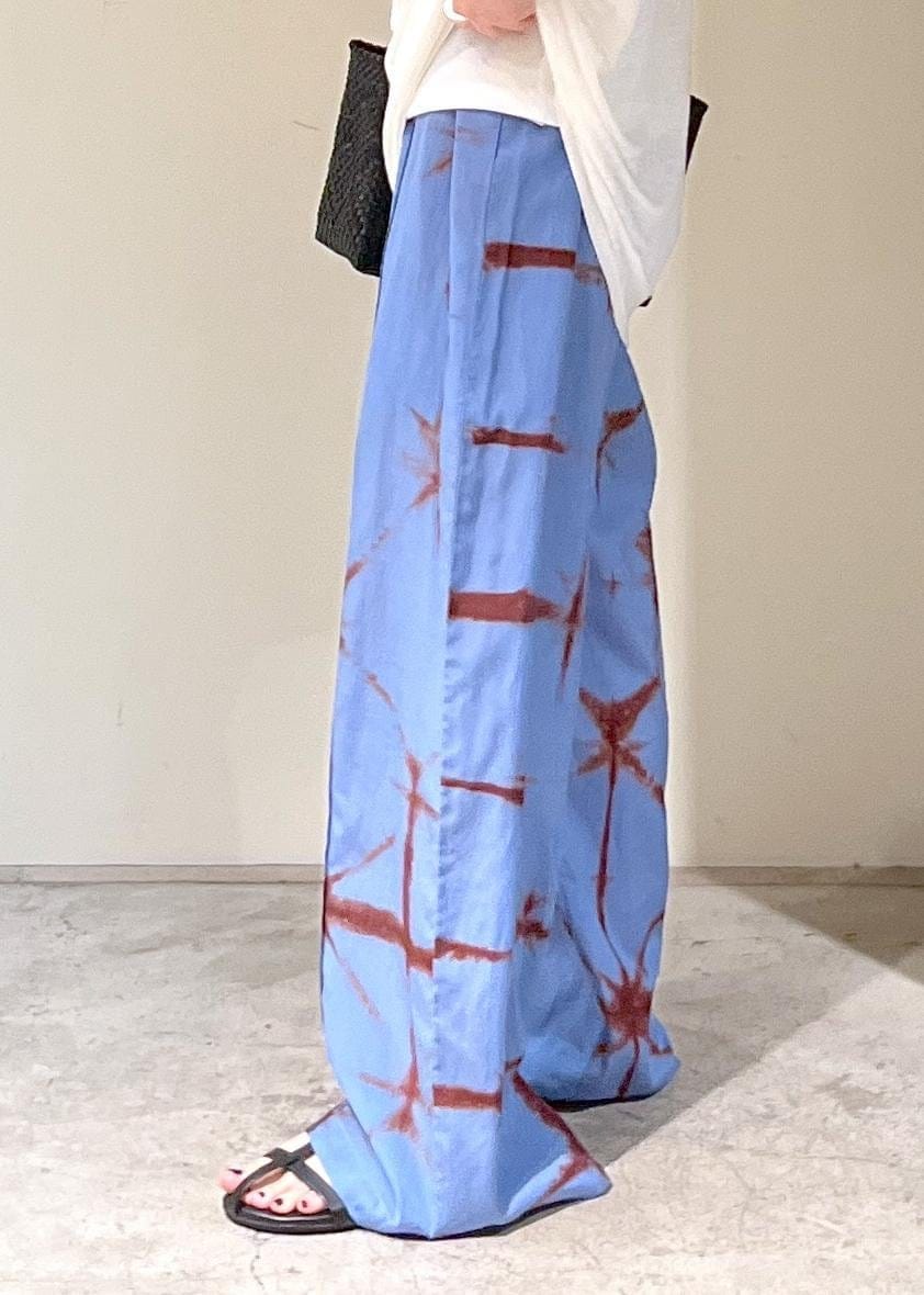 ブラック系のかごバッグ、ブラック系のサンダル、ブルー系のその他パンツを着用したレディースの春コーディネートの8枚目の写真