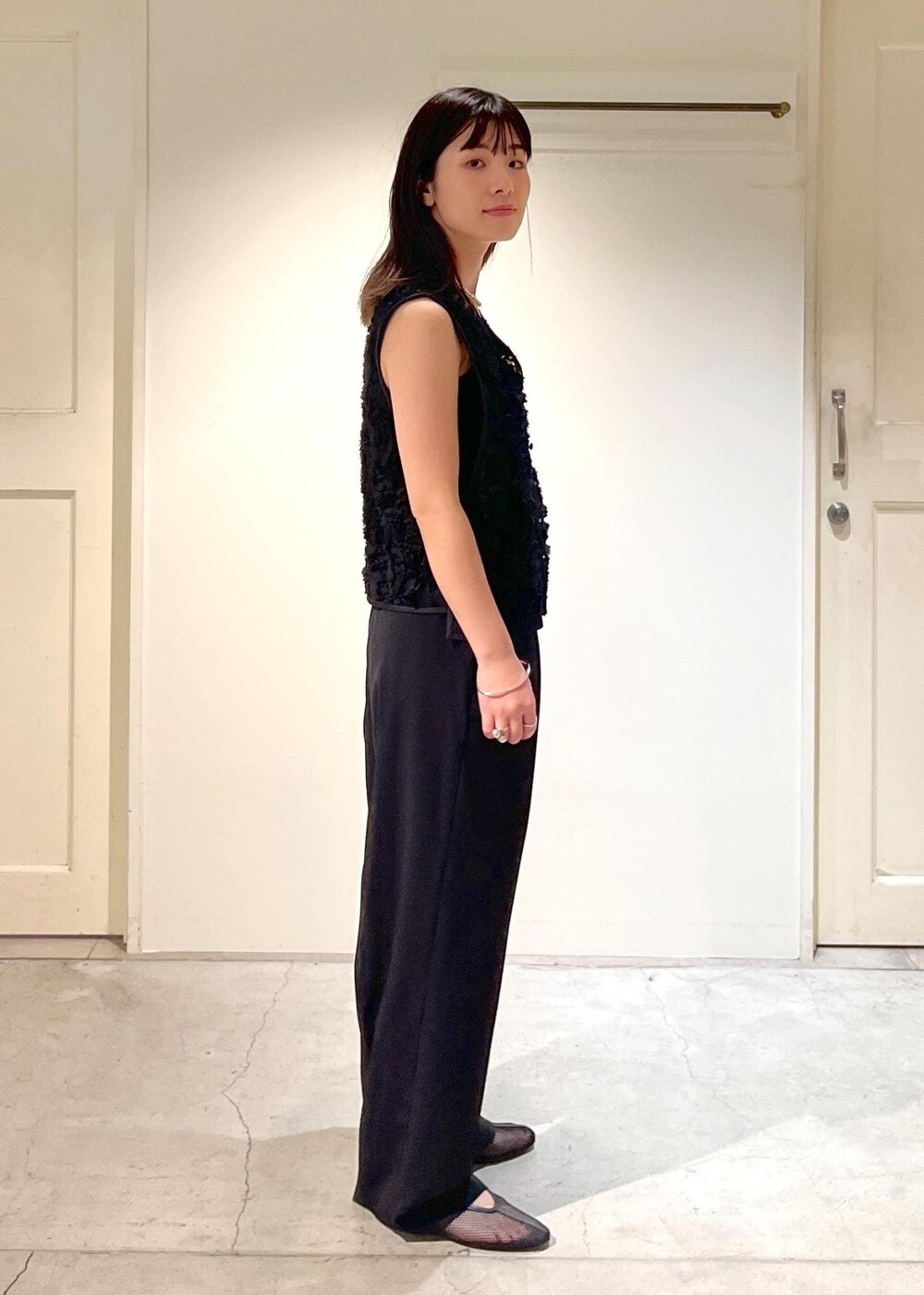 「Baserange、ベースレンジ、シャツ、オーバーシャツ、ストライプ、ジレ、フラワー、ブラック、キャミソール、イージーパンツ、REMME、メッシュ、フラットシューズ、ERICKA NICOLAS BEGAY、シルバー」｜「SALON adam et rope'の[追加]イージーリラックスストレートパンツ2/スラックス【接触冷感・UVケア・洗える】（その他パンツ、ブラック系）」を使った、michiruさん（レディース・156cm）の冬コーディネートの9枚目の写真