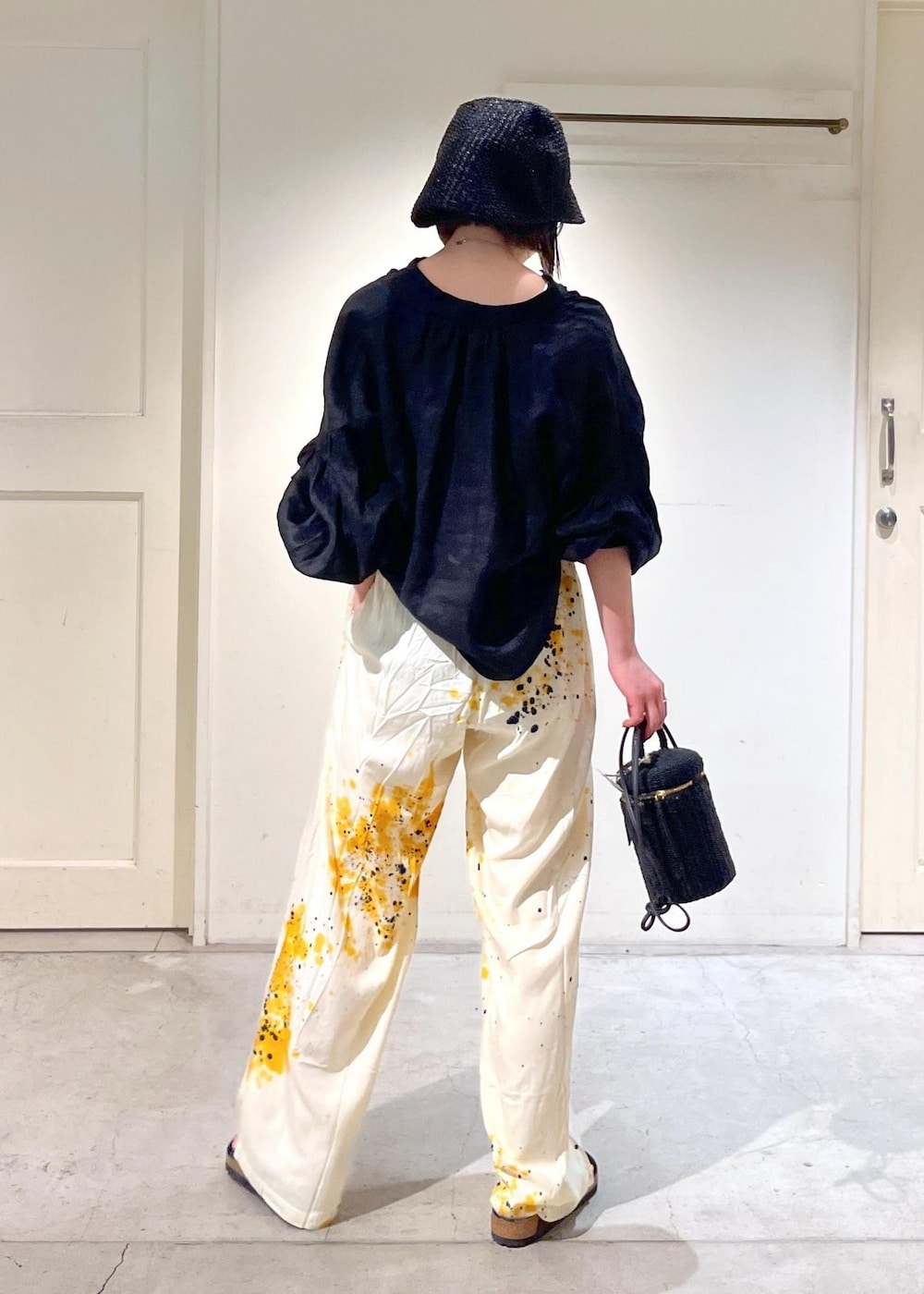 「ノルマンディリネン、SUKU HOME、ルームウェア、パジャマ、BIRKENSTOCK、サンダル、Gizeh Big Buckle LEOI、BAGMATI、ショルダーバッグ、La Maison de Lyllis、帽子、ERWIN、ブラック、ブラウス、パンツ」｜「The Bagmatiの【BAGMATI（バグマティ）】ABACA / POLYESTER（ショルダーバッグ、ブラック系）」を使った、michiruさん（レディース・156cm）の春コーディネートの6枚目の写真