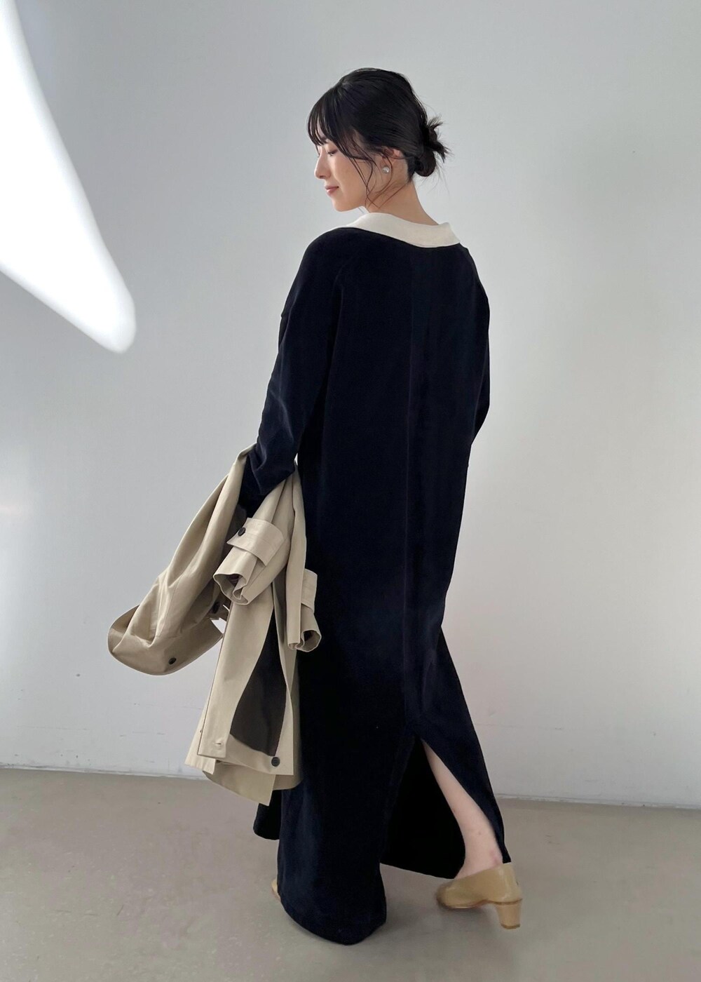 「コート、アウター、ステンカラー、テントシルエット、ベージュ、CreamyCotton、クリーミーコットン、ブラック、extreme cashmere、カシミヤ、チューブトップ、MARTINIANO、L.L.Bean for SALON、マザーズバッグ、ピンク」｜「SALON adam et rope'のポロワンピース-CreamyCotton /クリーミーコットン-（ワンピース、ブラック系）」を使った、michiruさん（レディース・156cm）の冬コーディネートの4枚目の写真