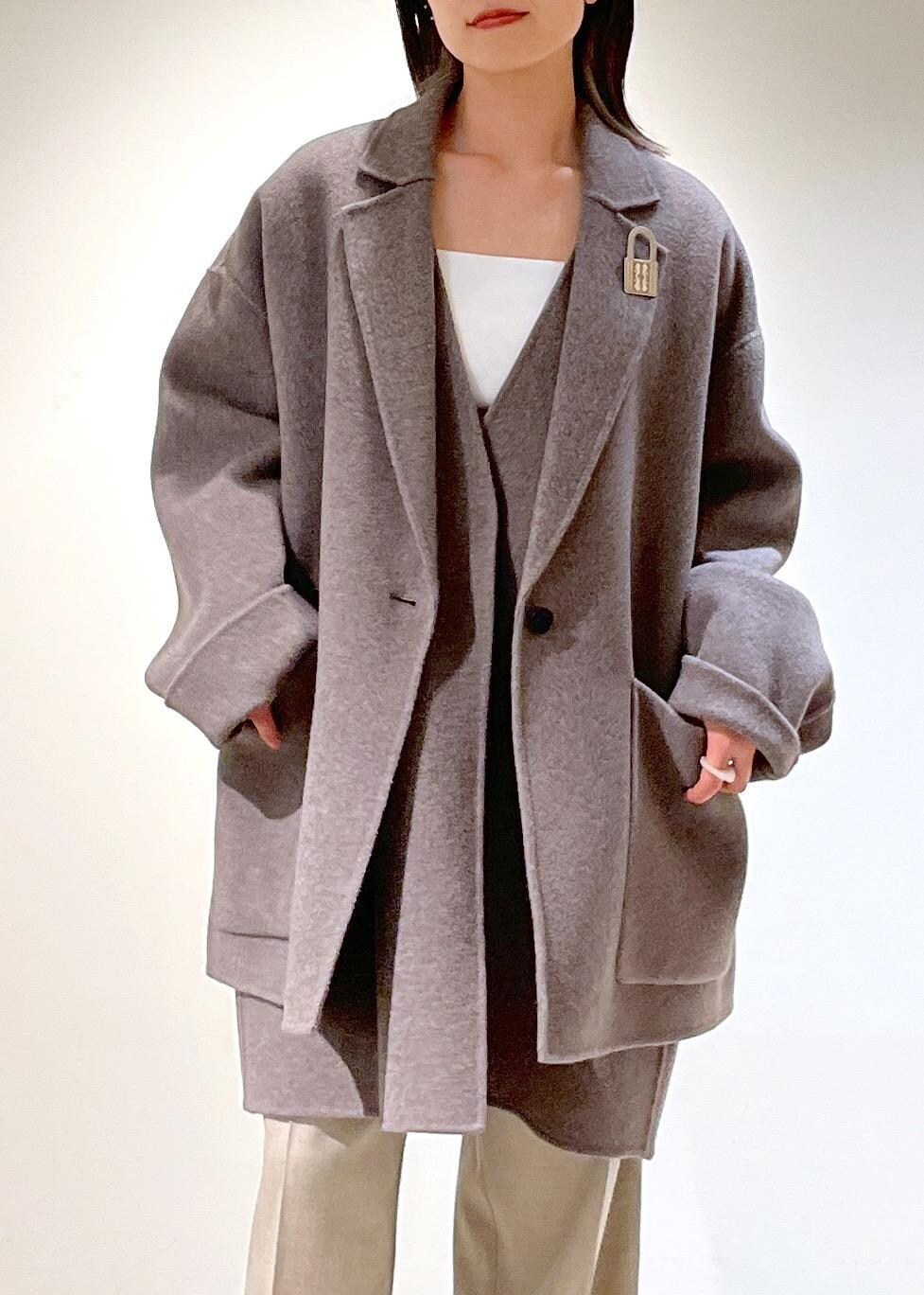「ピュアラムウール、ジャケット、アウター、グレー、ジャケットコート、ジレ、キャミソール、ホワイト、VISTO WOOL GABA、ワイドパンツ、ストレート、ベージュ、REMME、ショートブーツ、ブラック」｜「SALON adam et rope'の[追加]コットンリブカップ付きベアキャミ2（チューブトップ、ホワイト系）」を使った、michiruさん（レディース・156cm）の秋コーディネートの10枚目の写真