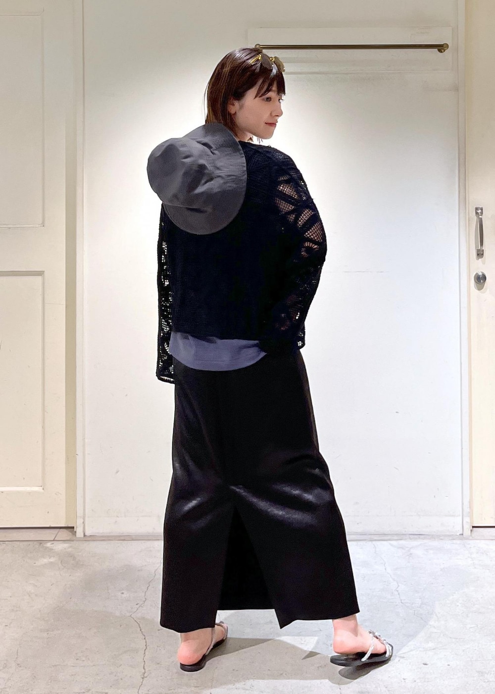 「カーディガン、2way、クロシェ編み、レース、Americana、VINILO、別注、chisaki、帽子、IZIPIZI、サングラス、ブラック、プルオーバー、ネイビー、ロゴ」|「SALON adam et rope'のシャイニーナロースカート【洗える】(スカート、ブラック系)」を使った、michiruさん(レディース・156cm)の春コーディネートの10枚目の写真