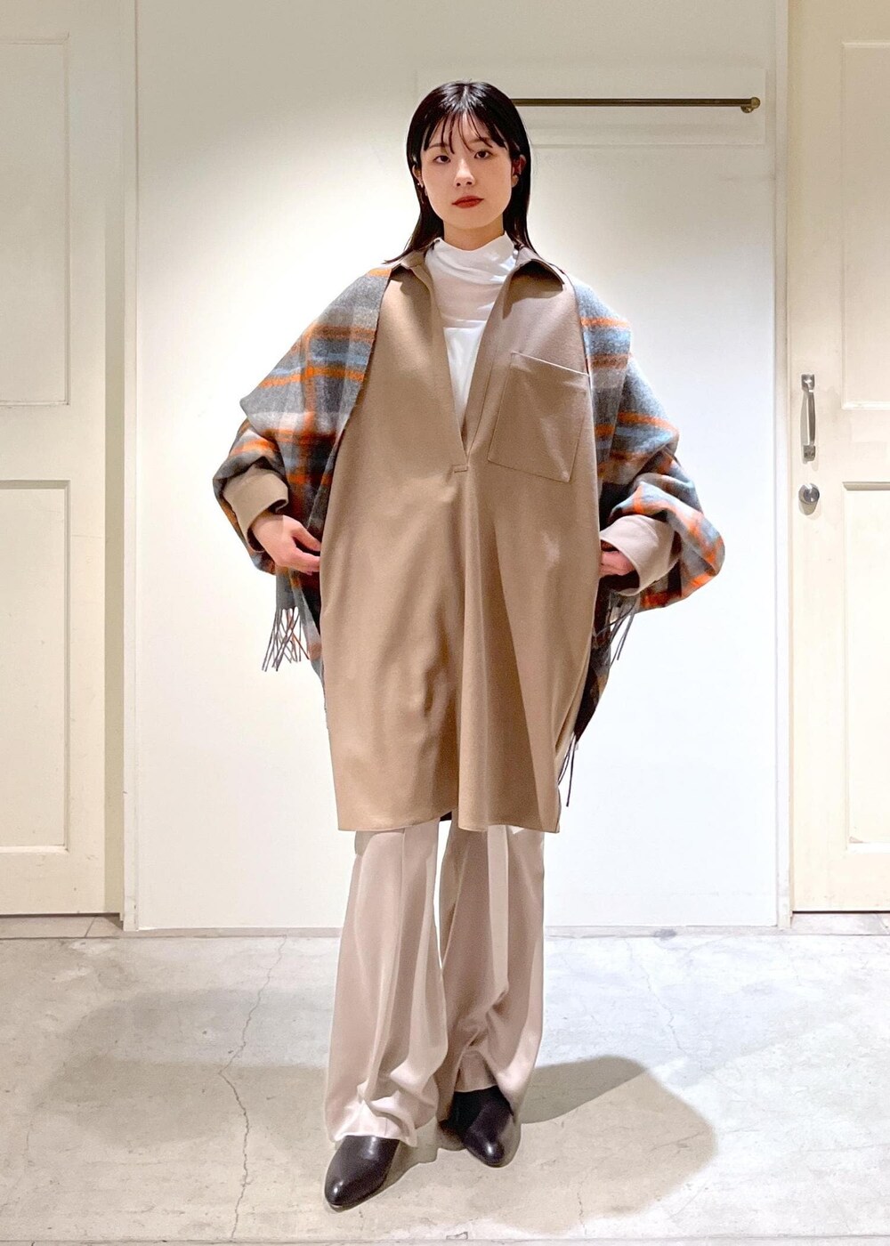 「ウール、ベージュ、Tシャツ、ハイネック、シアー、ホワイト、GENTLE SILK、イージーパンツ、グレー、REMME、ショートブーツ、レザー、ブラック、TWEEDMILL、マフラー」｜「SALON adam et rope'のGENTLE SILKイージーパンツ【セットアップ対応】（その他パンツ、グレー系）」を使った、michiruさん（レディース・156cm）の秋コーディネートの3枚目の写真