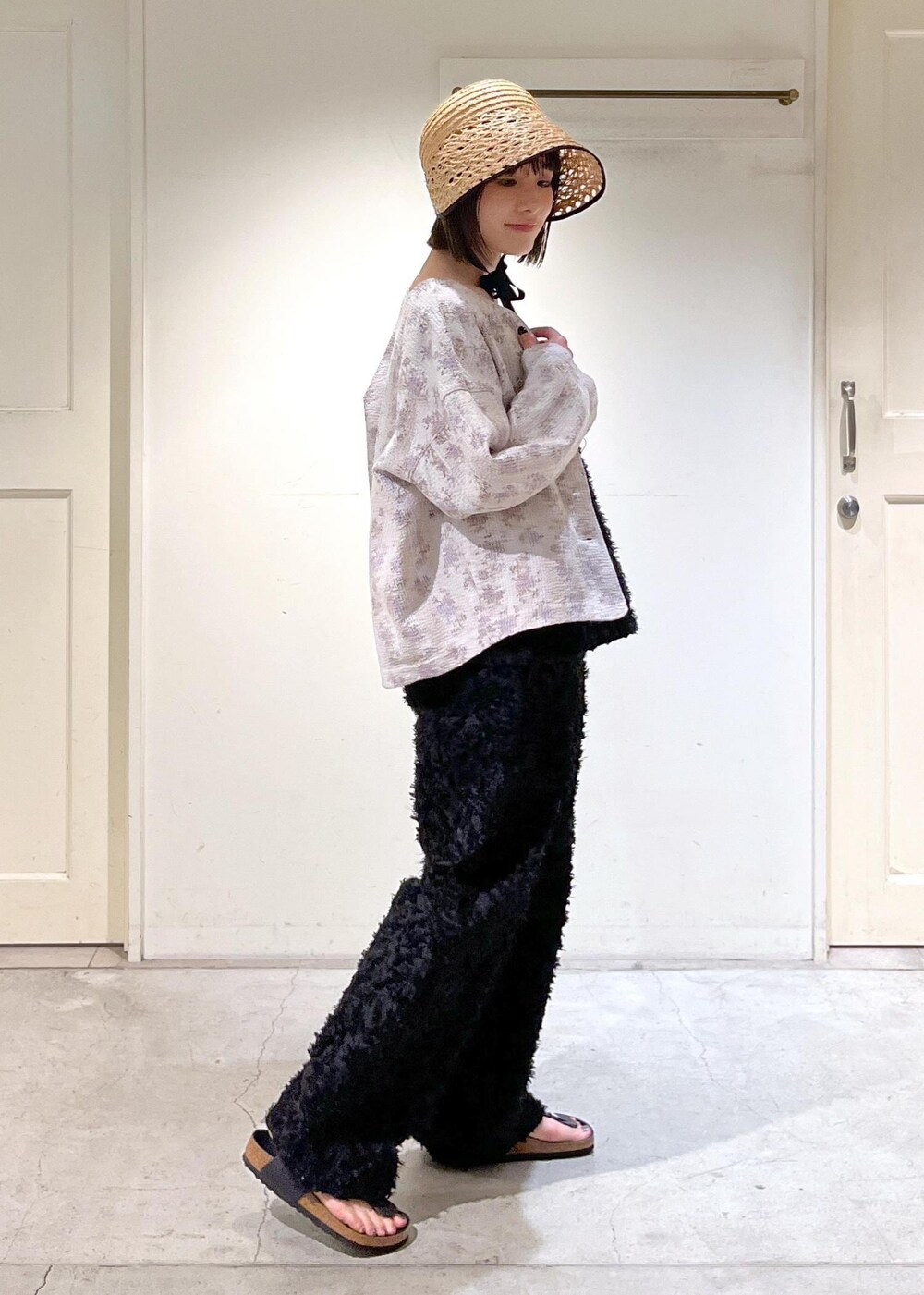 「Pheeta、ジャケット、リバーシブル、ラベンダー、KIRYU、キャミソール、ジャガード、BIRKENSTOCK、Gizeh Big Buckle LEOI、chisaki、麦わら帽子、Ryou、ブラック、ノースリーブ、パンツ」｜「SALON adam et rope'のKIRYUコーラルフラワーカットジャガードキャミソール【セットアップ対応】（キャミソール、ブラック系）」を使った、michiruさん（レディース・156cm）の春コーディネートの7枚目の写真