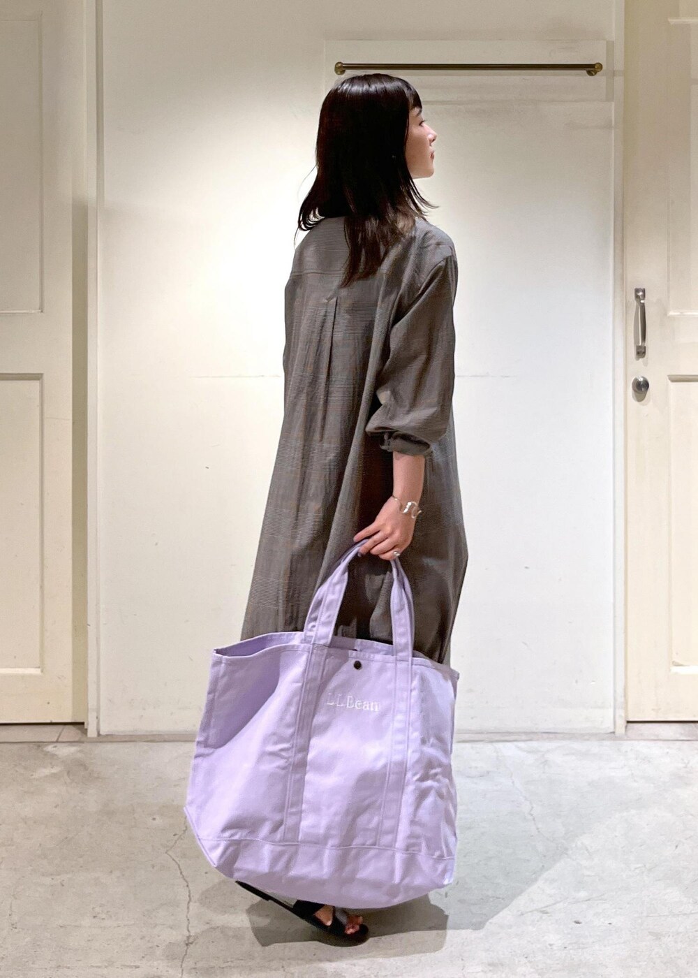 ブラック系のその他パンツ、ブラック系のシャツ/ブラウス、パープル系のトートバッグを着用したレディースの夏コーディネートの6枚目の写真