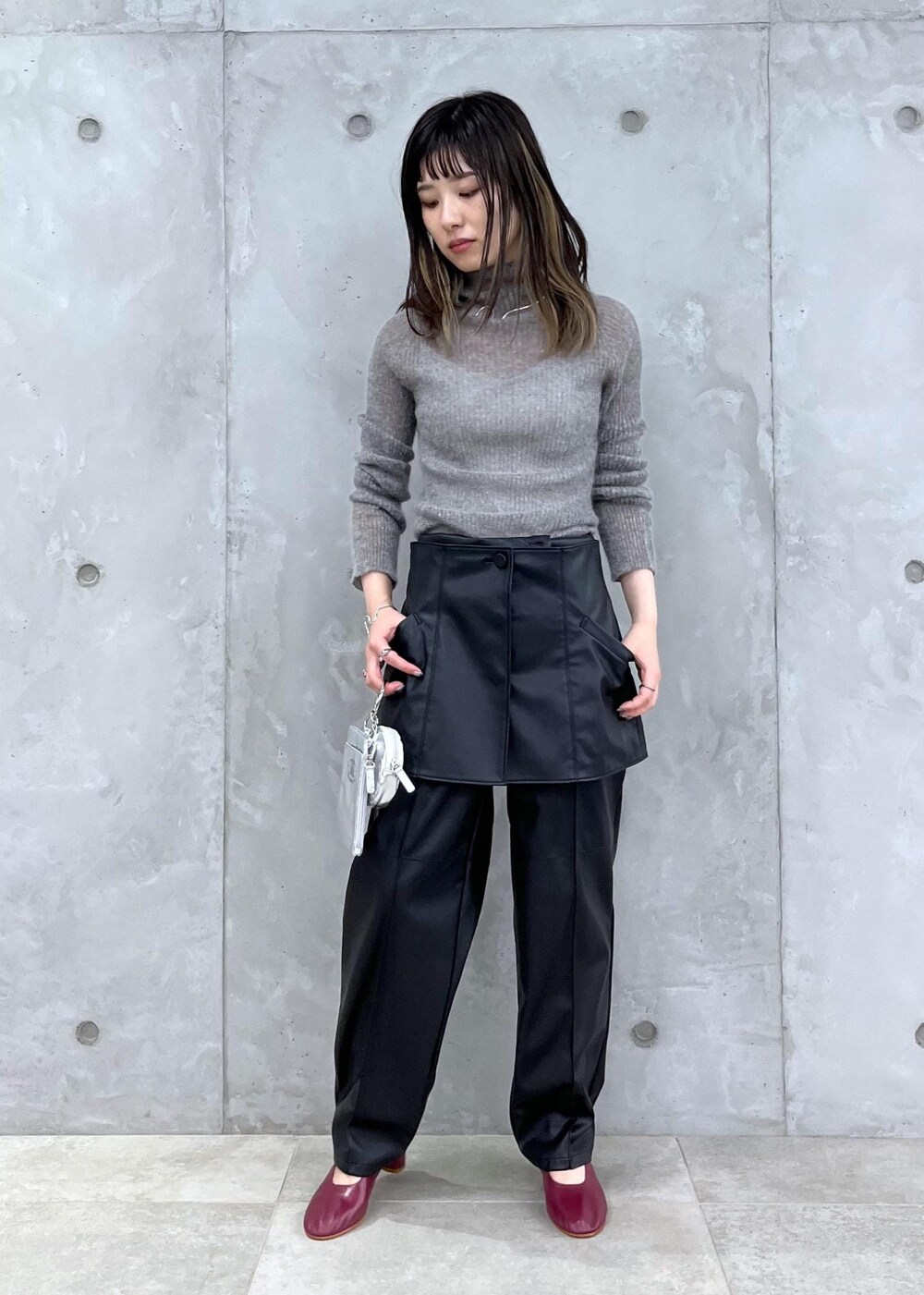 「骨格ウェーブ、ブルベ、低身長、シアー、フェイクレザー、テーパードパンツ、ビスチェ、パンプス、MARTINIANO、Americana、23AW秋の新作、サロンアダムエロペ、SALON　adam et rope'、秋服準備はじめました、セットアップ」｜「SALON adam et rope'のフェイクレザービスチェ【セットアップ対応】（チューブトップ、ブラック系）」を使った、michiruさん（レディース・156cm）の夏コーディネートの2枚目の写真