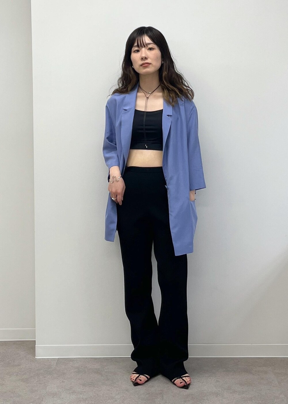 「GENTLE SILK、ウォッシャブルシルク、半袖、羽織、ブルー、レギンスパンツ、レザー、初春コーデ、春コーデ、初夏コーデ、お仕事コーデ、デートコーデ、お出かけコーデ、旅行コーデ、推し活コーデ」|「SALON adam et rope'のスプリットレザーミドルボストンバッグ 2(ボストンバッグ、ブラック系)」を使った、michiruさん(レディース・156cm)の春コーディネートの7枚目の写真