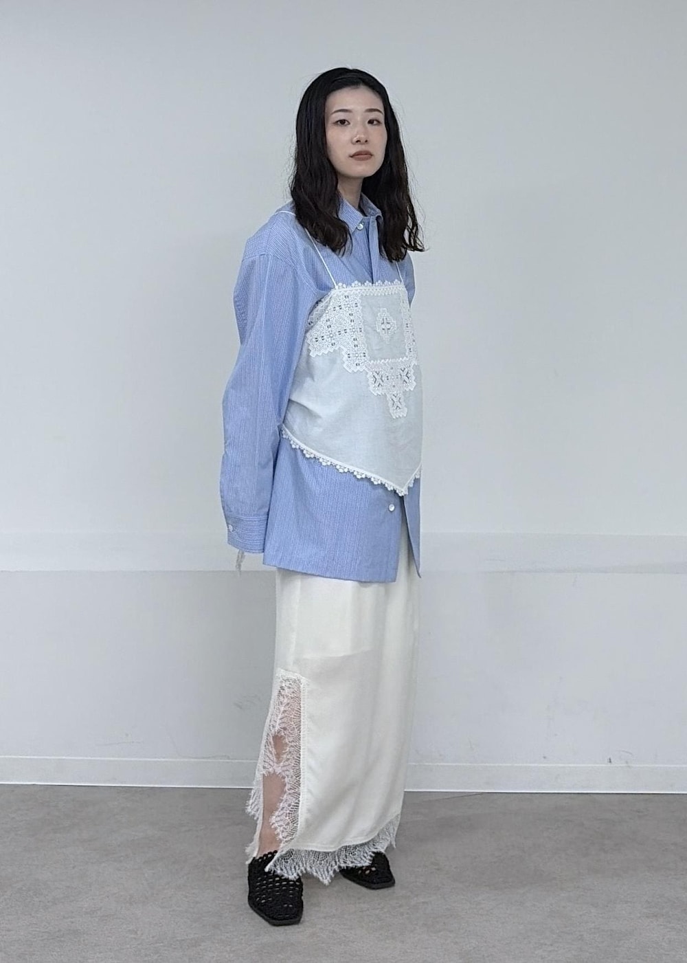 ホワイト系のスカート、ホワイト系のキャミソール、ブルー系のその他アウターを着用したレディースの冬コーディネートの3枚目の写真