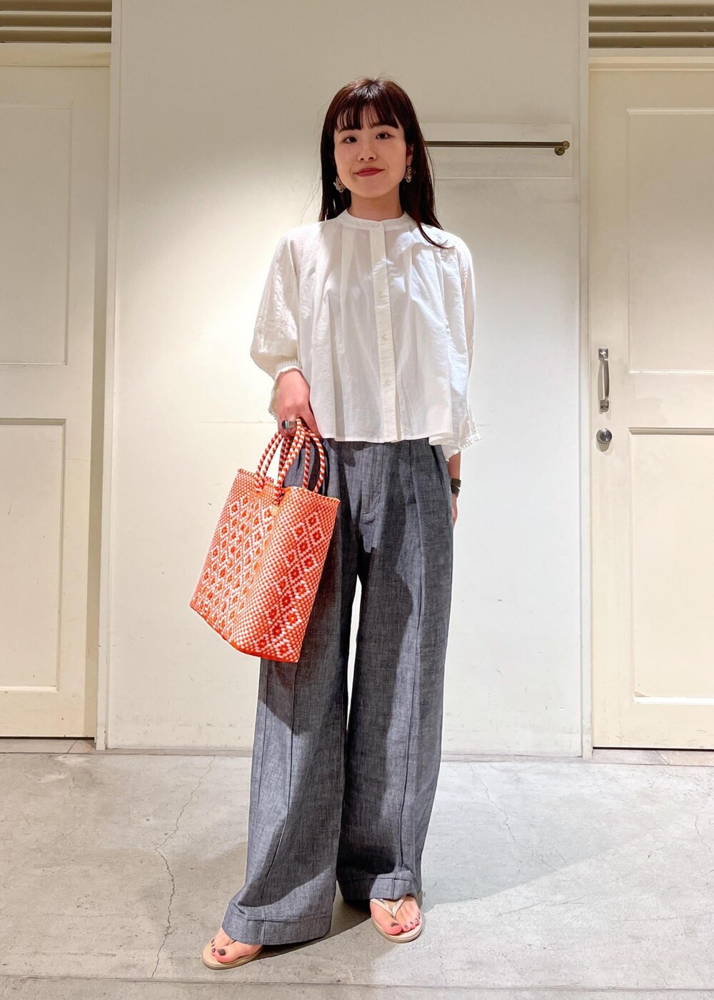 「骨格ウェーブ、ブルベ、低身長、NICOLAS LAINAS、Letra、サロンアダムエロペ、カゴバッグ、ブラウス、夏コーデ、休日スタイル、デニム、お出かけコーデ、SALON　adam et rope'、レトラ」｜「NICOLAS LAINASの【NICOLAS LAINAS（ニコラスライナス）】コンフォートソールトングサンダル（サンダル、ベージュ系）」を使った、michiruさん（レディース・156cm）の夏コーディネートの4枚目の写真