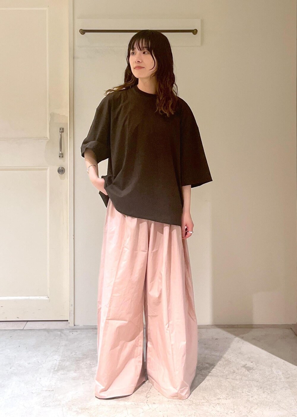 「Baserange、PIN TEE SHIRT、オーバーサイズ、ブラウン、CABLE PANTS、REMME、Morphee、春コーデ、初夏コーデ、夏コーデ、デートコーデ、お出かけコーデ、旅行コーデ、アウトドアコーデ、推し活コーデ」｜「REMMEの【REMME(レメ)】メッシュフラットシューズ（パンプス、ブラック系）」を使った、michiruさん（レディース・156cm）の春コーディネートの6枚目の写真