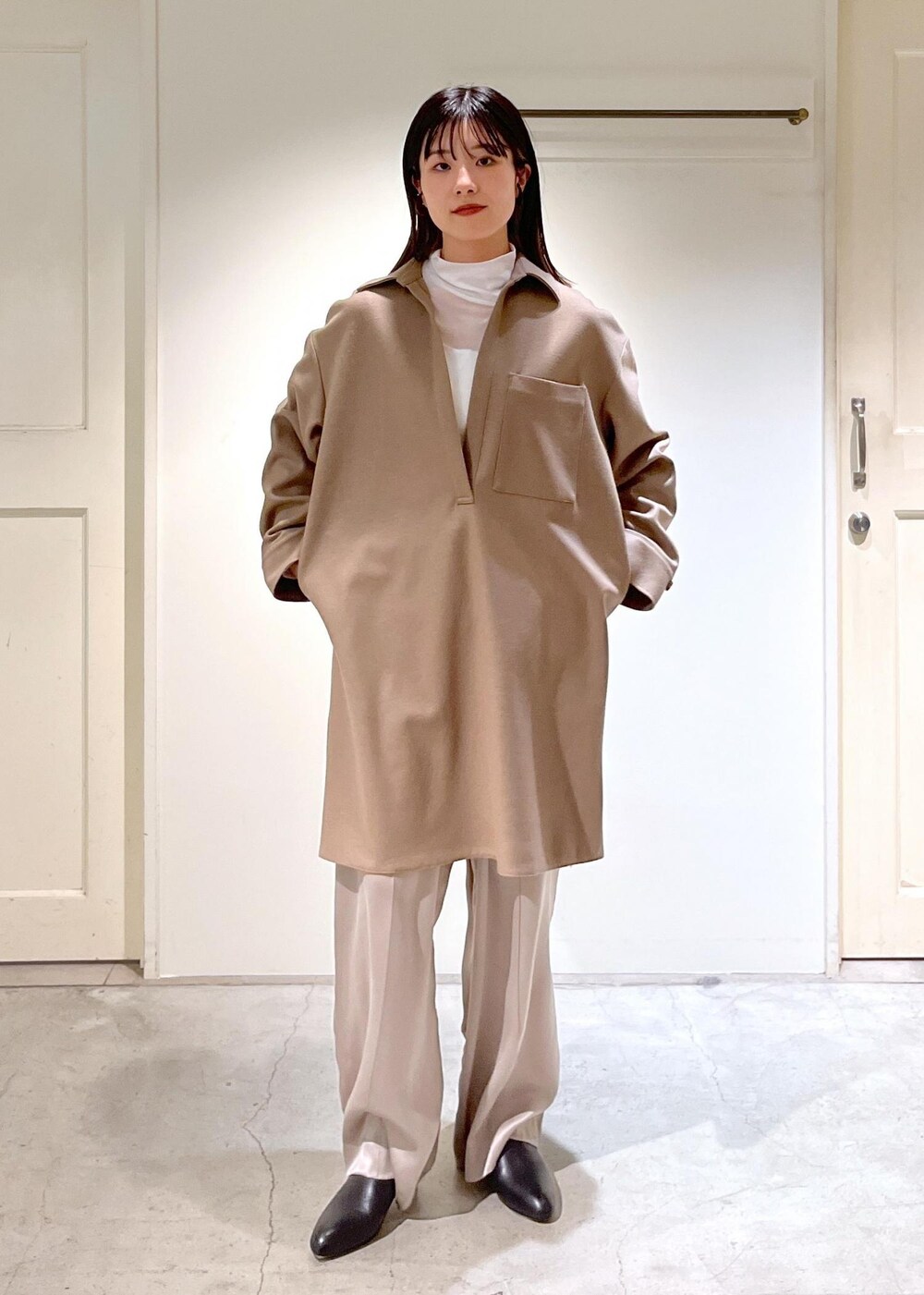 「ウール、ベージュ、Tシャツ、ハイネック、シアー、ホワイト、GENTLE SILK、イージーパンツ、グレー、REMME、ショートブーツ、レザー、ブラック、TWEEDMILL、マフラー」｜「SALON adam et rope'のGENTLE SILKイージーパンツ【セットアップ対応】（その他パンツ、グレー系）」を使った、michiruさん（レディース・156cm）の秋コーディネートの6枚目の写真