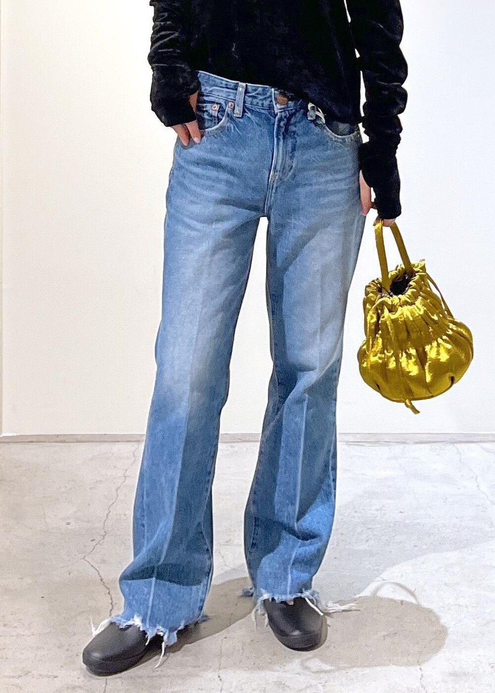 「クラッシュベロア、RED CARD TOKYO、LESLIE、MOONSTAR、ラバーシューズ、チェーンバッグ、ミニバッグ、audrey hepburn、audrey hepburn collection by jun、オードリー・ヘプバーン、オードリー・ヘプバーンコレクションバイジュン、アームカバー、NativeSilverStreams、シルバー、イエロー」|「MoonStarの【MOONSTAR FINE VULCANIZED(ムーンスター)】LITE PRIM ST(その他シューズ、ブラック系)」を使った、michiruさん(レディース・156cm)の夏コーディネートの9枚目の写真