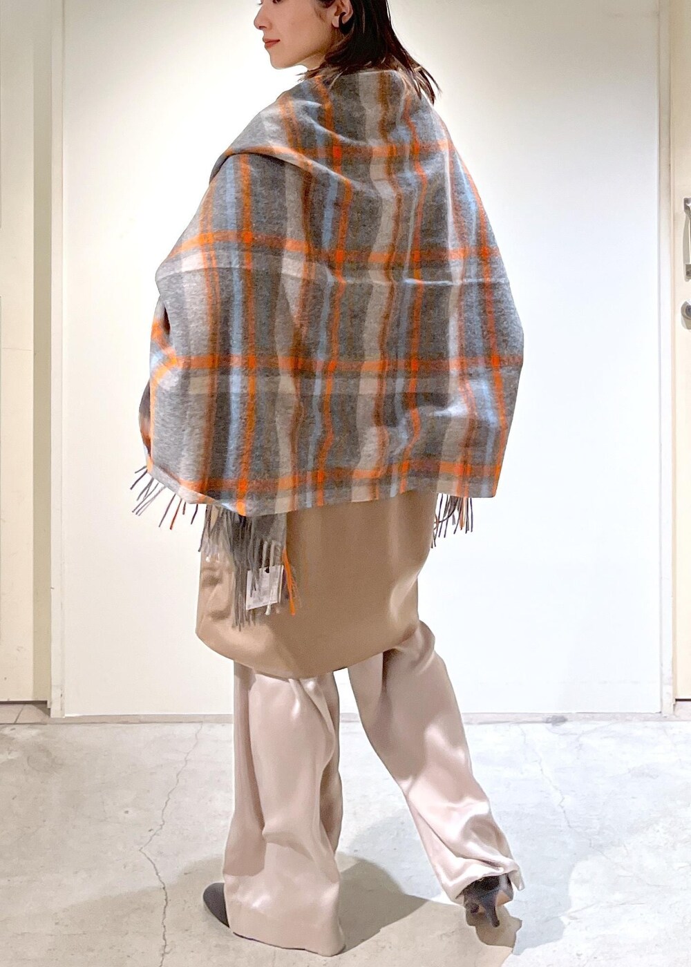 「ウール、ベージュ、Tシャツ、ハイネック、シアー、ホワイト、GENTLE SILK、イージーパンツ、グレー、REMME、ショートブーツ、レザー、ブラック、TWEEDMILL、マフラー」｜「SALON adam et rope'のGENTLE SILKイージーパンツ【セットアップ対応】（その他パンツ、グレー系）」を使った、michiruさん（レディース・156cm）の秋コーディネートの5枚目の写真