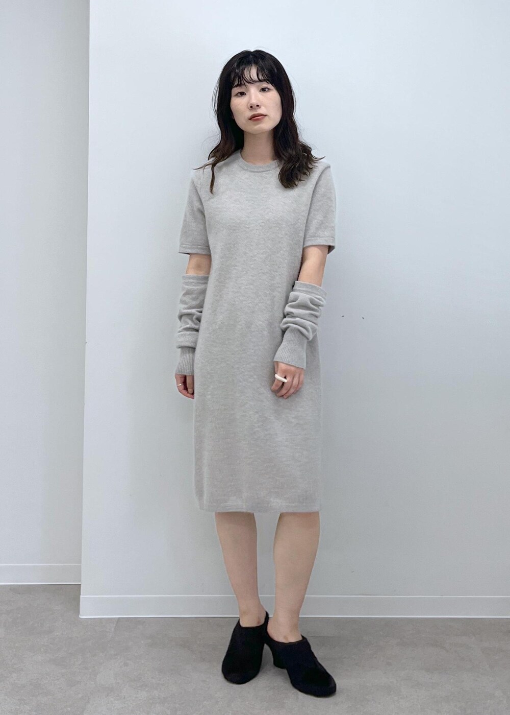 ブラウン系のショルダーバッグ、ベージュ系のワンピース、ブラック系のその他シューズを着用したレディースの秋コーディネートの7枚目の写真