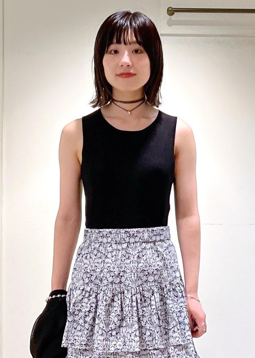 「シアー、LIBERTY、P.NINA、MOONSTAR FINE VULCANIZED、LITE PRIM ST、ブラック、ノースリーブ、ロング、ウエストゴム、ティアードスカート、春コーデ、初夏コーデ、夏コーデ、デートコーデ、お出かけコーデ」｜「SALON adam et rope'の[24SS]LIBERTY（リバティ）プリントティアードスカート【洗える】（スカート、ブラック系）」を使った、michiruさん（レディース・156cm）の夏コーディネートの9枚目の写真