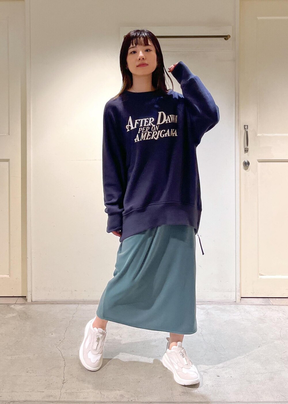 「23AW秋の新作、骨格ウェーブ、ブルベ、低身長、Americana for SALON、Americana、アメリカーナ、チャコール、スウェット、別注、ベロア、グリーン、UGG、アグ、サロンアダムエロペ」｜「SALON adam et rope'の【セットアップ対応・洗える】ベロアロングスリットタイトスカート（スカート、グリーン系）」を使った、michiruさん（レディース・156cm）の夏コーディネートの5枚目の写真