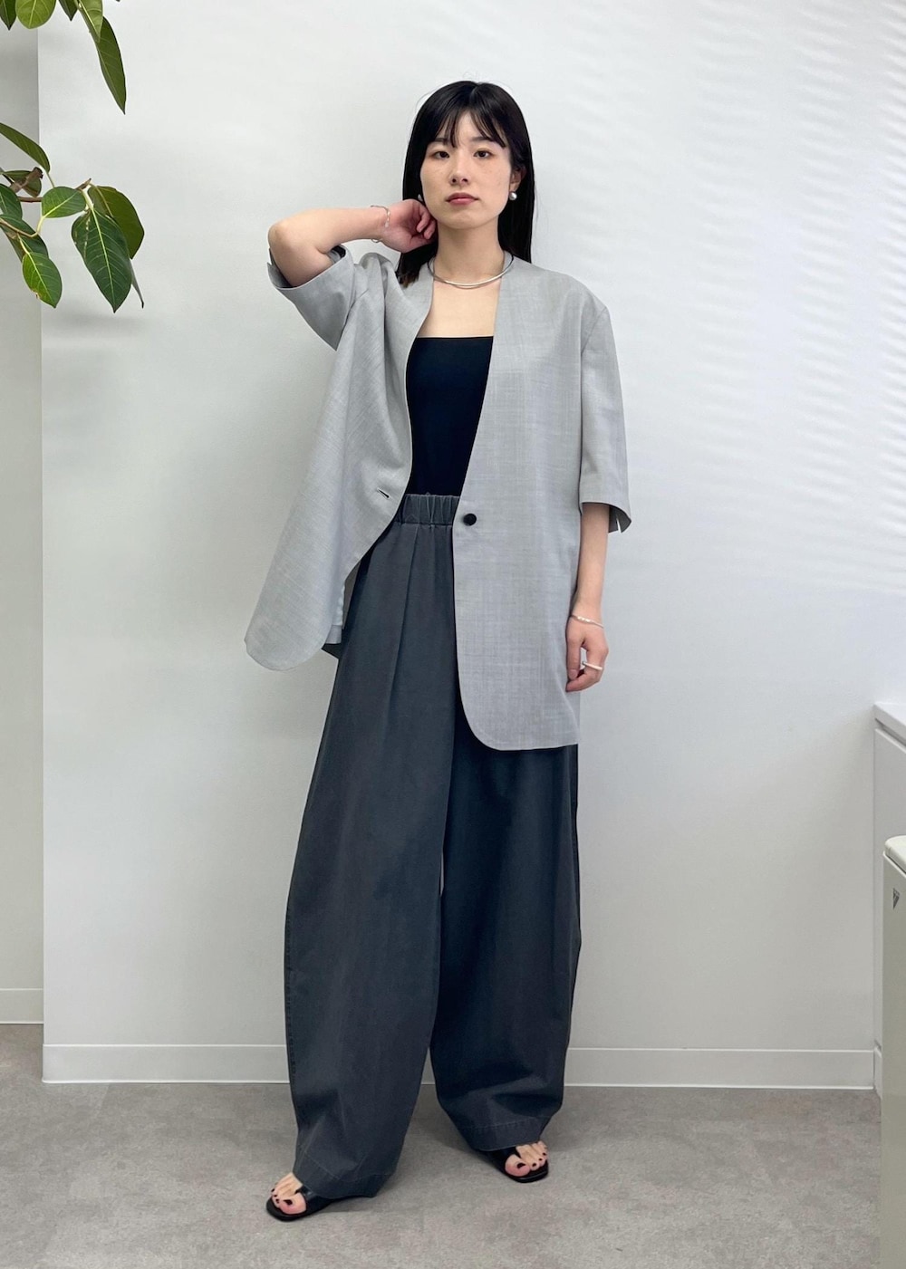 「Americana for SALON、Americana、ジャケット、ノーカラー、半袖、グレー、カーヴィーパンツ、チャコール、サンダル、ブラック、初春コーデ、春コーデ、初夏コーデ、お仕事コーデ、セレモニーコーデ」｜「AMERICANAの【Americana（アメリカーナ） for SALON】別注ジャケット（テーラードジャケット、グレー系）」を使った、michiruさん（レディース・156cm）の冬コーディネートの3枚目の写真