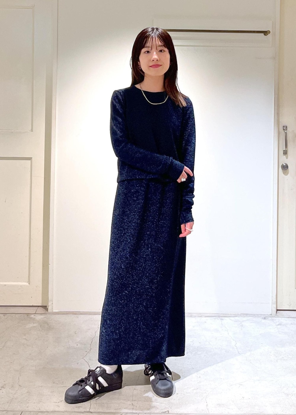 「春アウター、ナイロンブルゾン、マウンテンパーカー、カーキ、撥水加工、クロップド丈、プルオーバー、ラメ、Tシャツ、ネイビー、タイトスカート、スニーカー、adidas、ブラック、SUPERSTAR82」｜「SALON adam et rope'の［撥水］ガーデナーズナイロンブルゾン / マウンテンパーカー（ブルゾン、グリーン系）」を使った、michiruさん（レディース・156cm）の冬コーディネートの9枚目の写真