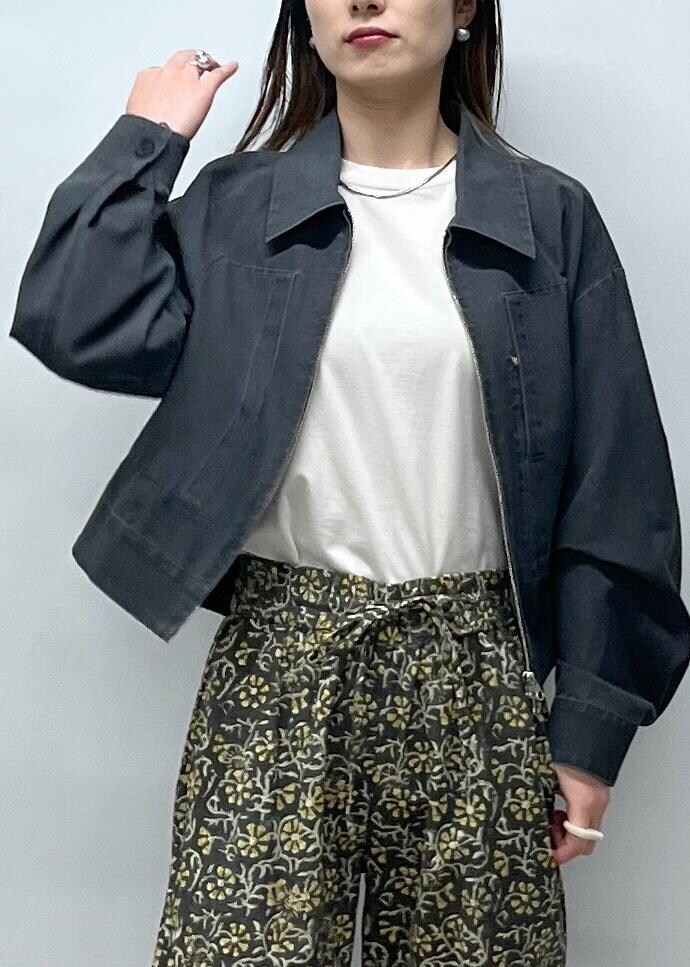 「チャコール、Americana for SALON、Americana、ノースリーブ、オフホワイト、COUTURE D'ADAM、ブロックプリント、グレー、柄、REMME、フラットシューズ、メッシュ、ブラック、MAISON N.H PARIS、クラッチバッグ」｜「REMMEの【REMME(レメ)】メッシュフラットシューズ（パンプス、ブラック系）」を使った、michiruさん（レディース・156cm）の冬コーディネートの9枚目の写真