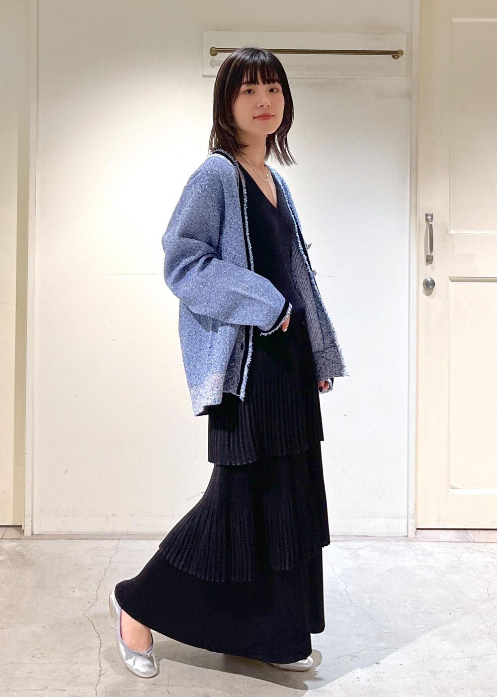 「24SS春の新作、ジャケット、カーディガン、Vネック、ウォッシャブルシルク、キャミソール、プリーツ、porselli、バレエシューズ、サロンアダムエロペ、ERICKA NICOLAS BEGAY、ネックレス、シルバーアクセ、ブルー、ブラック」|「E.PORSELLIの【porselli(ポルセリ)】ballet shoes metalic/バレエシューズ(バレエシューズ、シルバー系)」を使った、michiruさん(レディース・156cm)の冬コーディネートの6枚目の写真