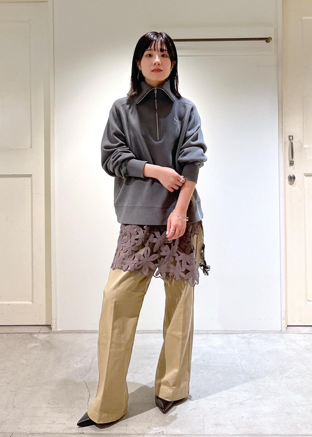 「新作、ハーフジップ、ロゴ、ラップスカート、Americana for SALON、Americana、チノパンツ、チェーンバッグ、クラッチバッグ、ヒール、グレー、長袖、チャコールグレー、ベージュ、ワイド」｜「AMERICANAの【Americana for SALON】別注サイドラインチノパンツ（チノパンツ、ベージュ系）」を使った、michiruさん（レディース・156cm）の秋コーディネートの8枚目の写真