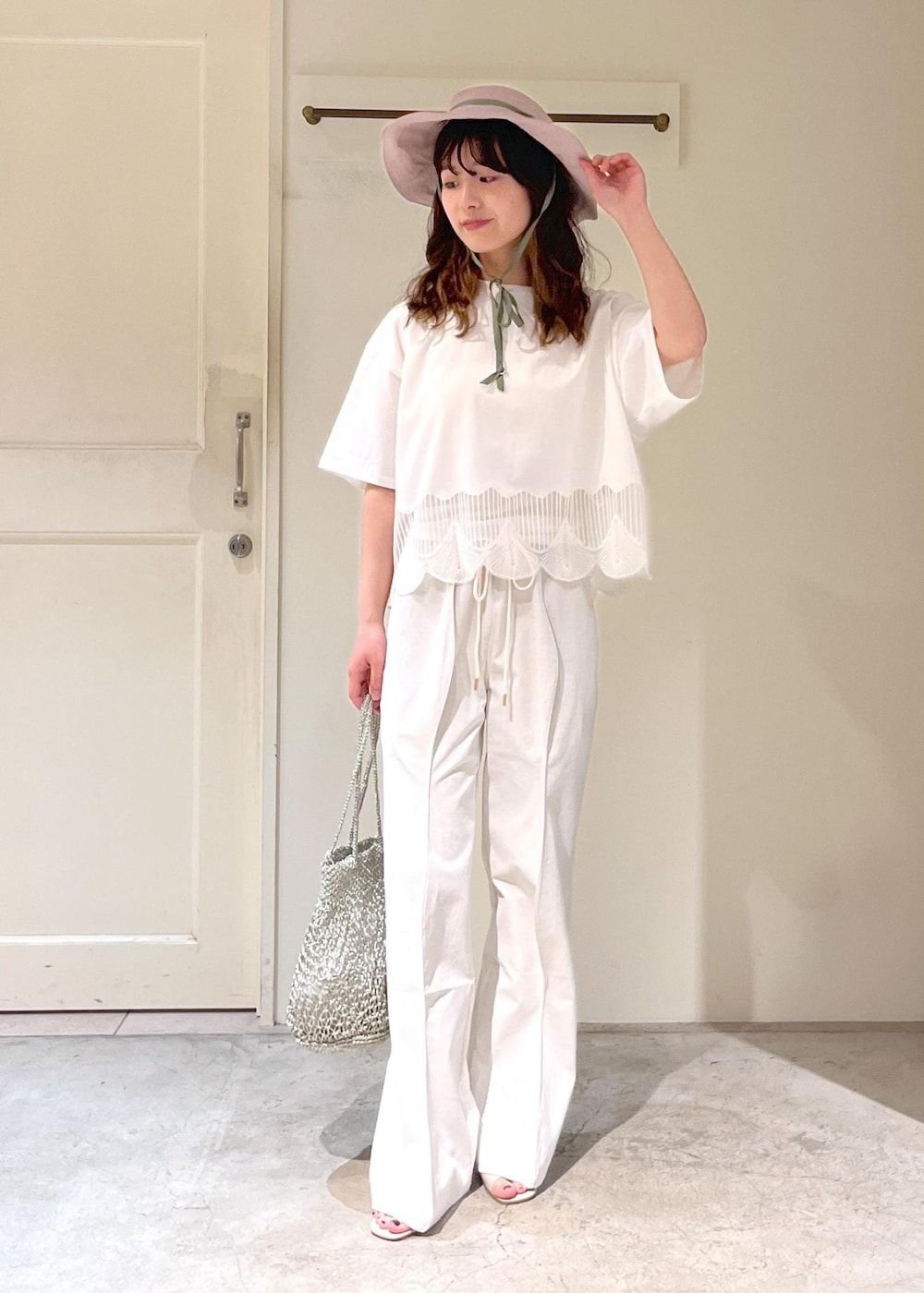 「VELVETY INDIGO BLUE BLACK、CATERPILLAR PANTS、レザー、BAGMATI、シルバー、2025JUNPRESS対象商品、chisaki、Shima、帽子、ピンク、春コーデ、初夏コーデ、夏コーデ、デートコーデ、お出かけコーデ」|「SALON adam et rope'のヒールトングサンダル(サンダル、グレー系)」を使った、michiruさん(レディース・156cm)の春コーディネートの6枚目の写真