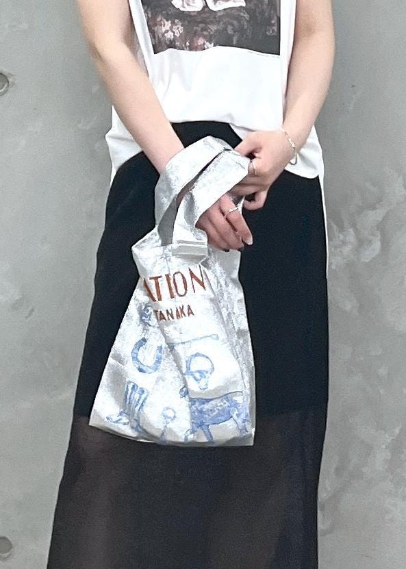 「Alec Soth、Tシャツ、シアー、Gabriela Coll Garments、BRIGITTE TANAKA × SALON、BRIGITTE TANAKA、ブリジットタナカ、シルバー、トートバッグ、ブラック、ホワイト、プルオーバー、ノースリーブ、スカート、タイトスカート」｜「SALON adam et rope'のシアーナローニットスカート【洗える】（スカート、ブラック系）」を使った、michiruさん（レディース・156cm）の春コーディネートの10枚目の写真