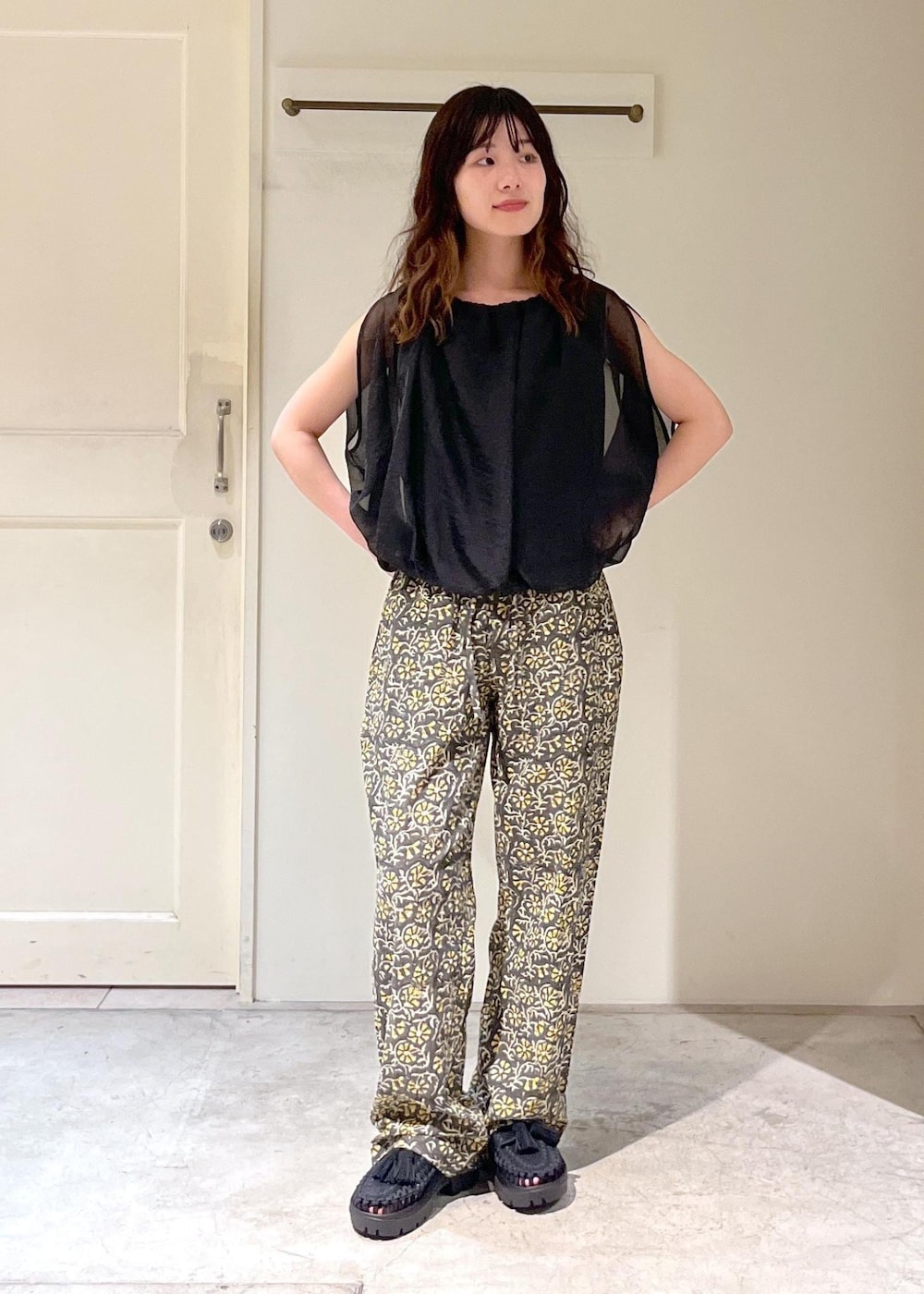 「COUTURE D'ADAM、Block print trousers、柄パンツ、KEEN、UNEEK PLT TASSELL、タッセル、ミニバッグ、レザー、春コーデ、初夏コーデ、夏コーデ、デートコーデ、お出かけコーデ、旅行コーデ、アウトドアコーデ」｜「SALON adam et rope'のスプリットレザードロストミニショルダー/巾着バッグ（ショルダーバッグ、ブラック系）」を使った、michiruさん（レディース・156cm）の春コーディネートの7枚目の写真