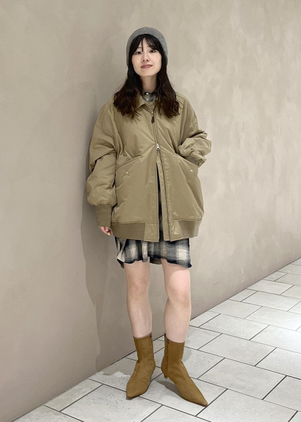 イエロー系のブーツ、ベージュ系のダウンジャケット/コート、ベージュ系のシャツ/ブラウスを着用したレディースの秋コーディネートの6枚目の写真