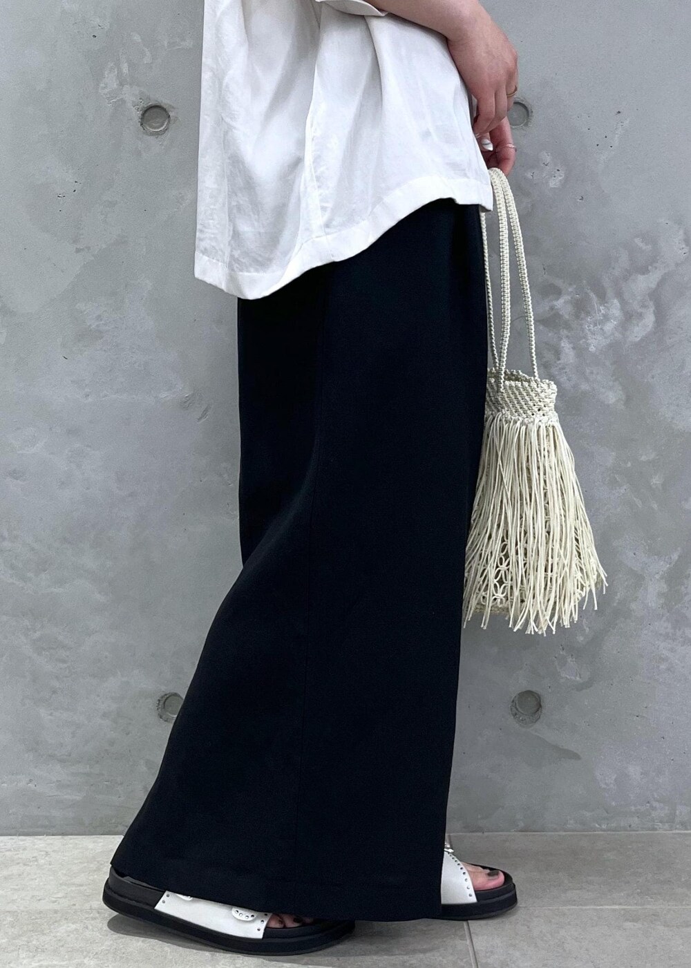 ホワイト系のTシャツ/カットソー、ホワイト系のサンダル、ホワイト系のトートバッグを着用したレディースの春コーディネートの6枚目の写真