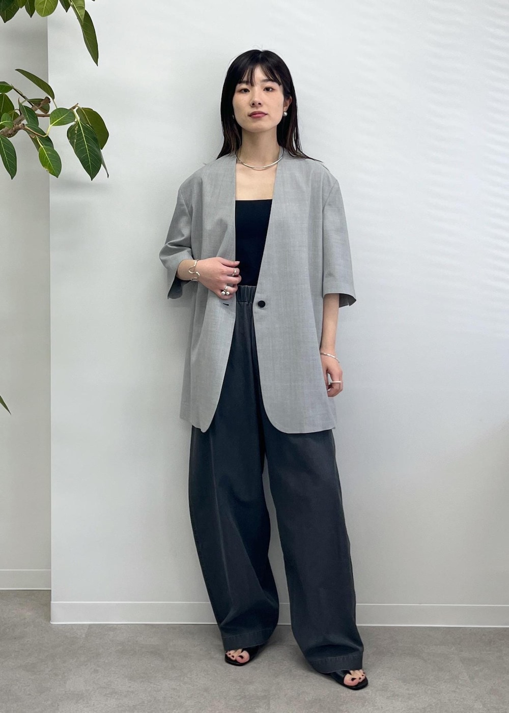 「Americana for SALON、Americana、ジャケット、ノーカラー、半袖、グレー、カーヴィーパンツ、チャコール、サンダル、ブラック、初春コーデ、春コーデ、初夏コーデ、お仕事コーデ、セレモニーコーデ」｜「AMERICANAの【Americana（アメリカーナ） for SALON】別注ジャケット（テーラードジャケット、グレー系）」を使った、michiruさん（レディース・156cm）の冬コーディネートの4枚目の写真