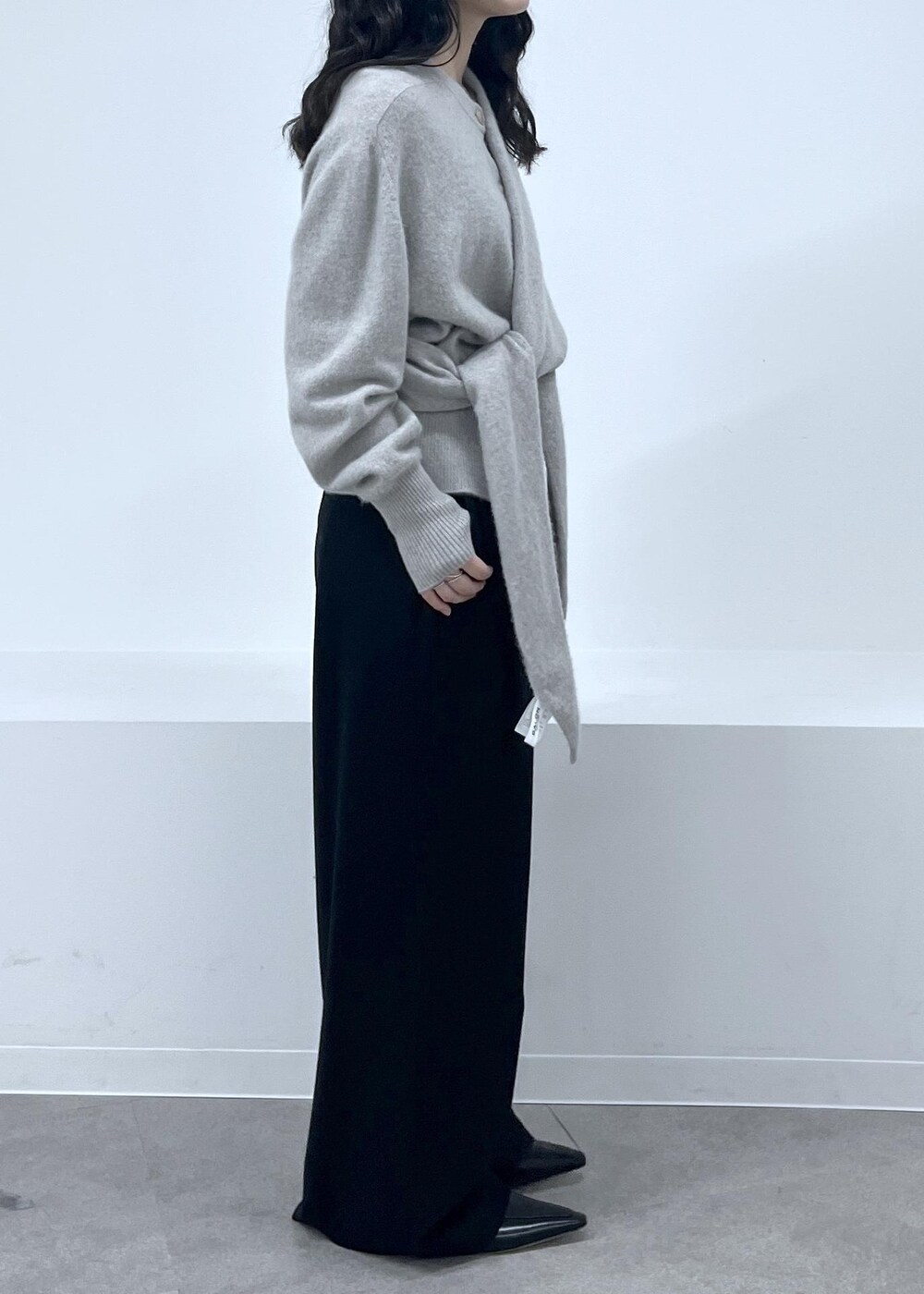 ベージュ系のカーディガン/ボレロ、ブラック系のその他パンツ、ブラック系のローファーを着用したレディースの秋コーディネートの3枚目の写真