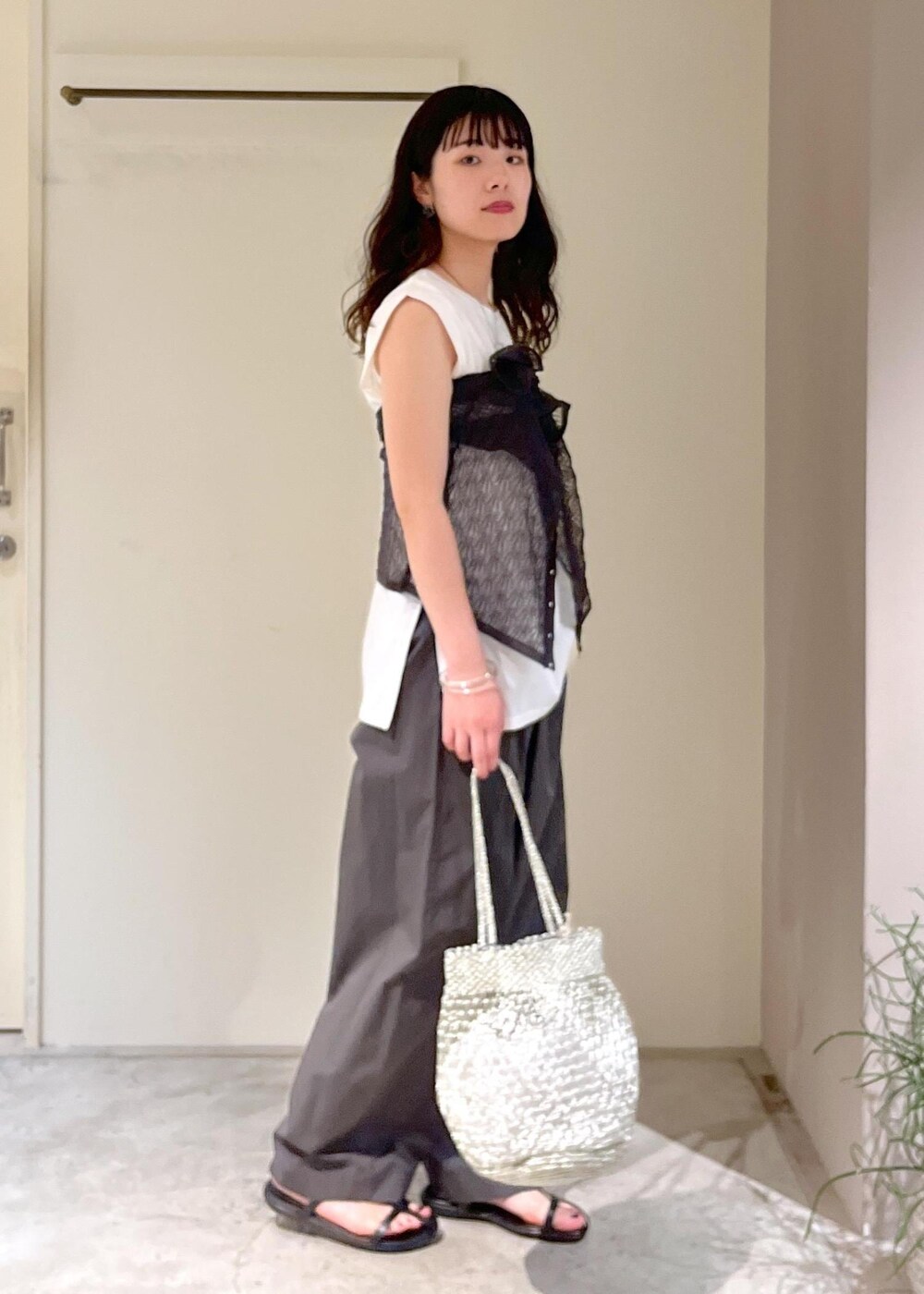 「羽織、レース、チャコール、プリマヴェール、オーガニックコットン、カーヴィーパンツ、MOHI、BAGMATI、シルバー、春コーデ、初夏コーデ、夏コーデ、デートコーデ、お出かけコーデ、旅行コーデ」|「MOHIの【MOHI(モヒ)】サンダル(サンダル、ブラック系)」を使った、michiruさん(レディース・156cm)の春コーディネートの3枚目の写真